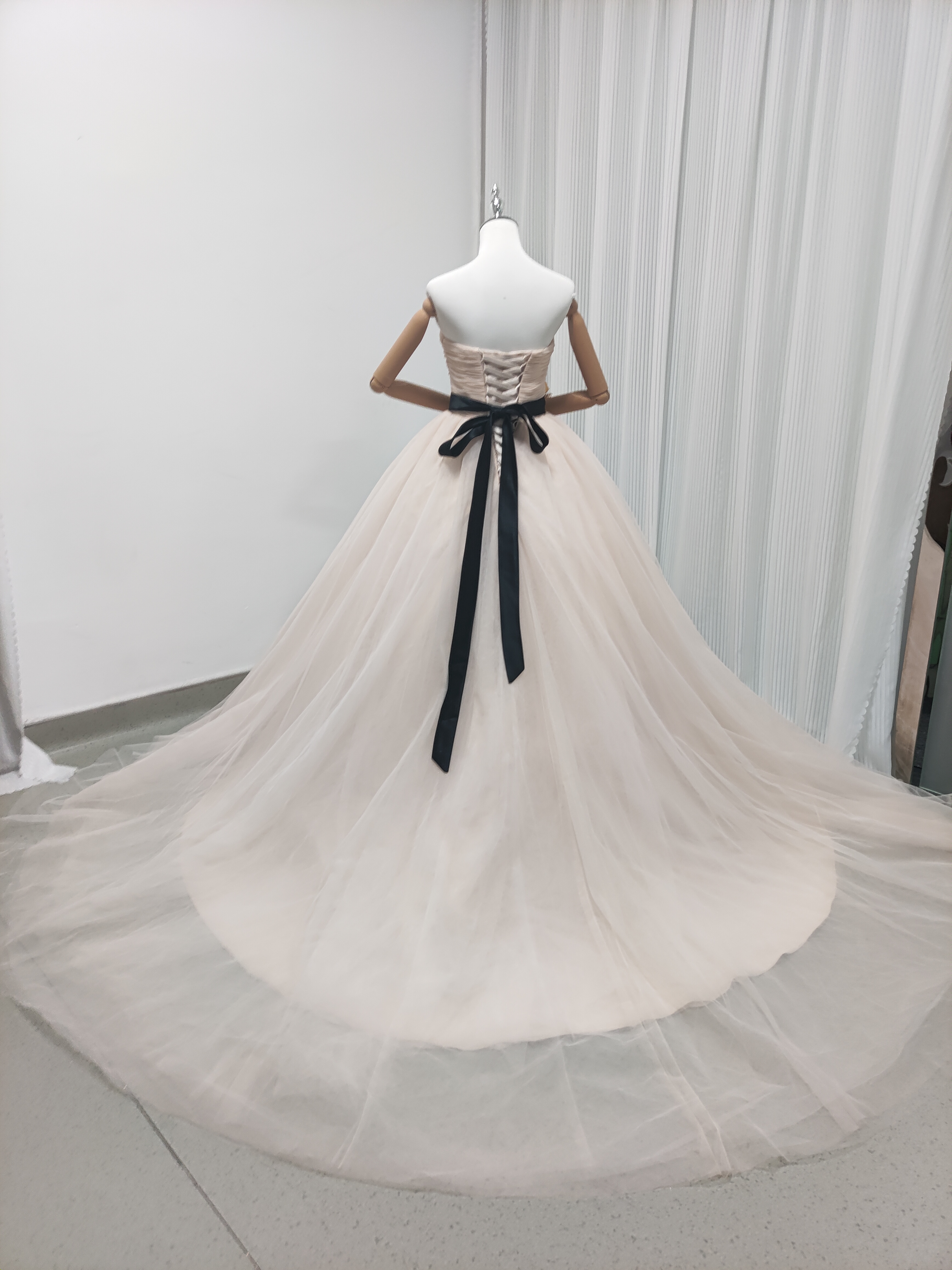 カラードレス ベアトップ 薄シャンパンの色 ベルト チュールドレス 二次会 前撮り