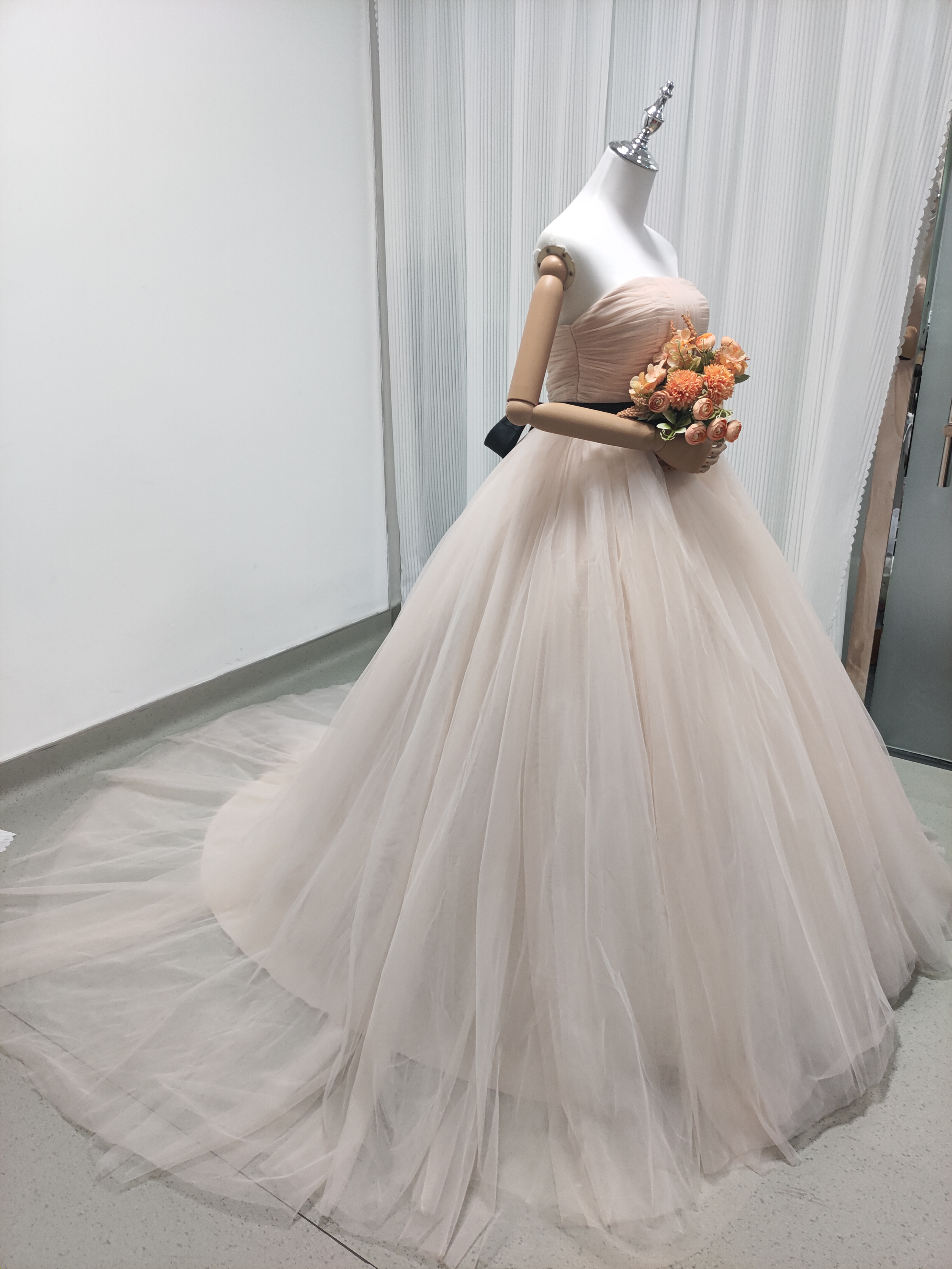 カラードレス ベアトップ 薄シャンパンの色 ベルト チュールドレス 二次会 前撮り