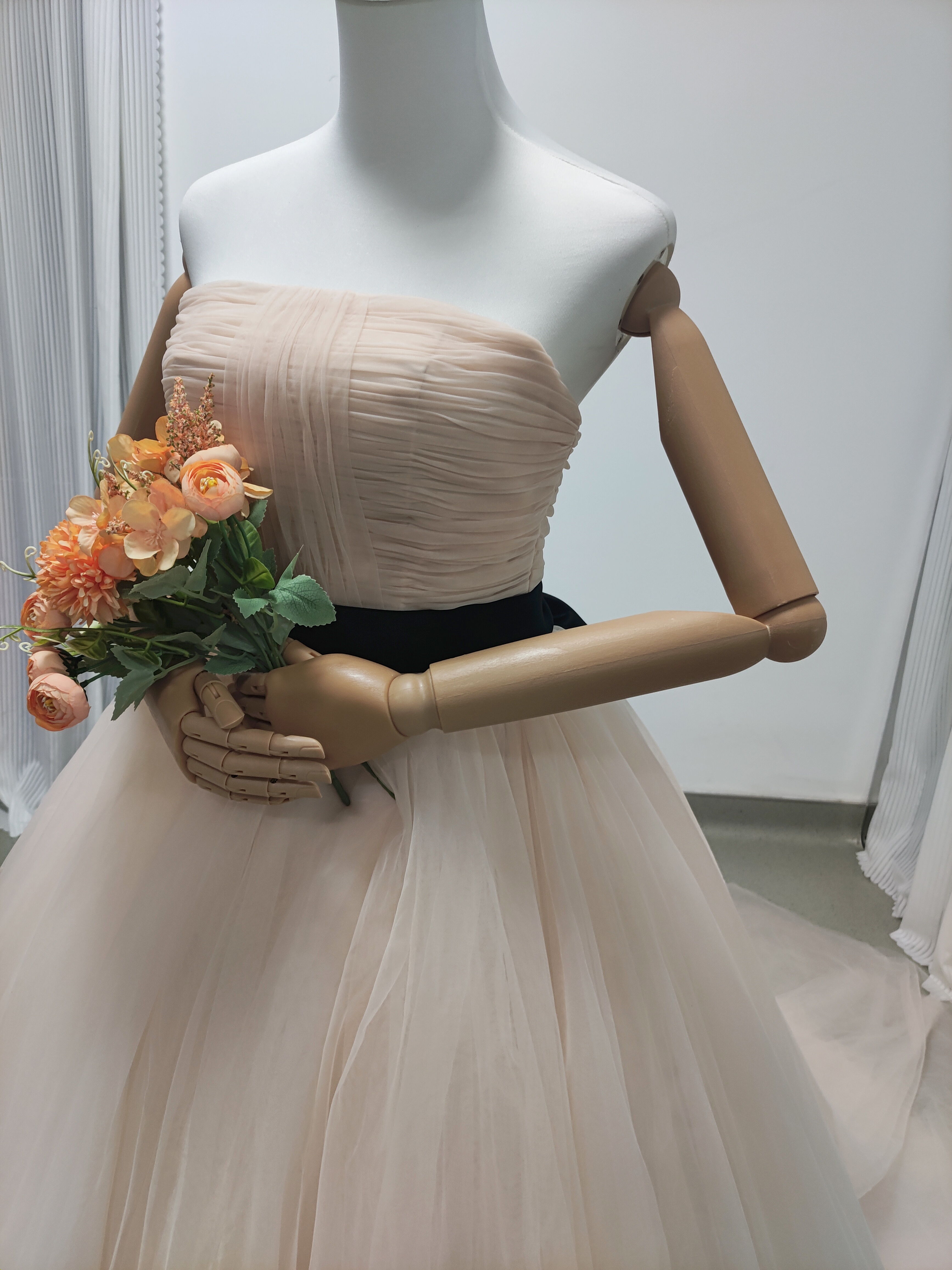 カラードレス ベアトップ 薄シャンパンの色 ベルト チュールドレス 二次会 前撮り