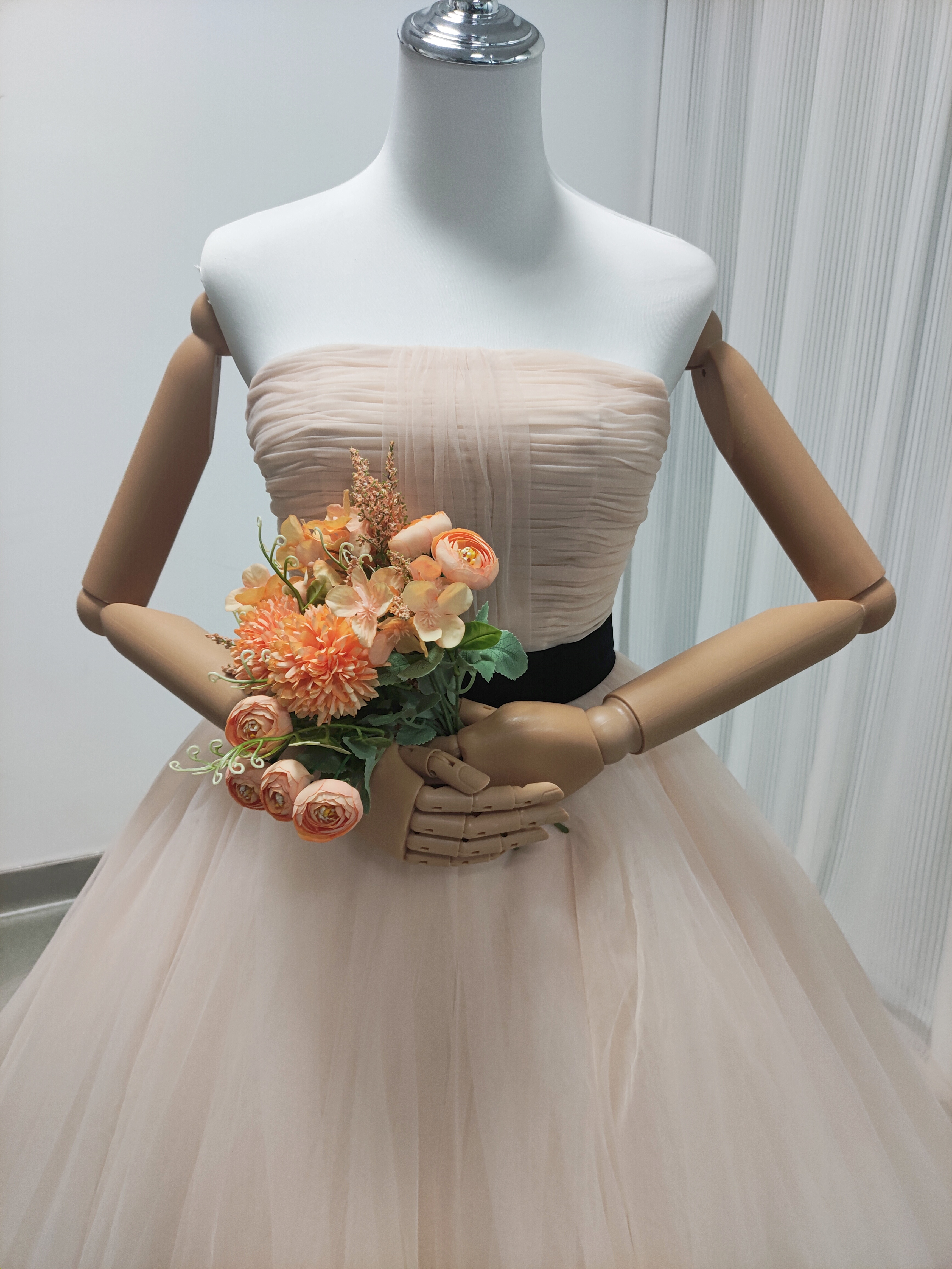 カラードレス ベアトップ 薄シャンパンの色 ベルト チュールドレス 二次会 前撮り