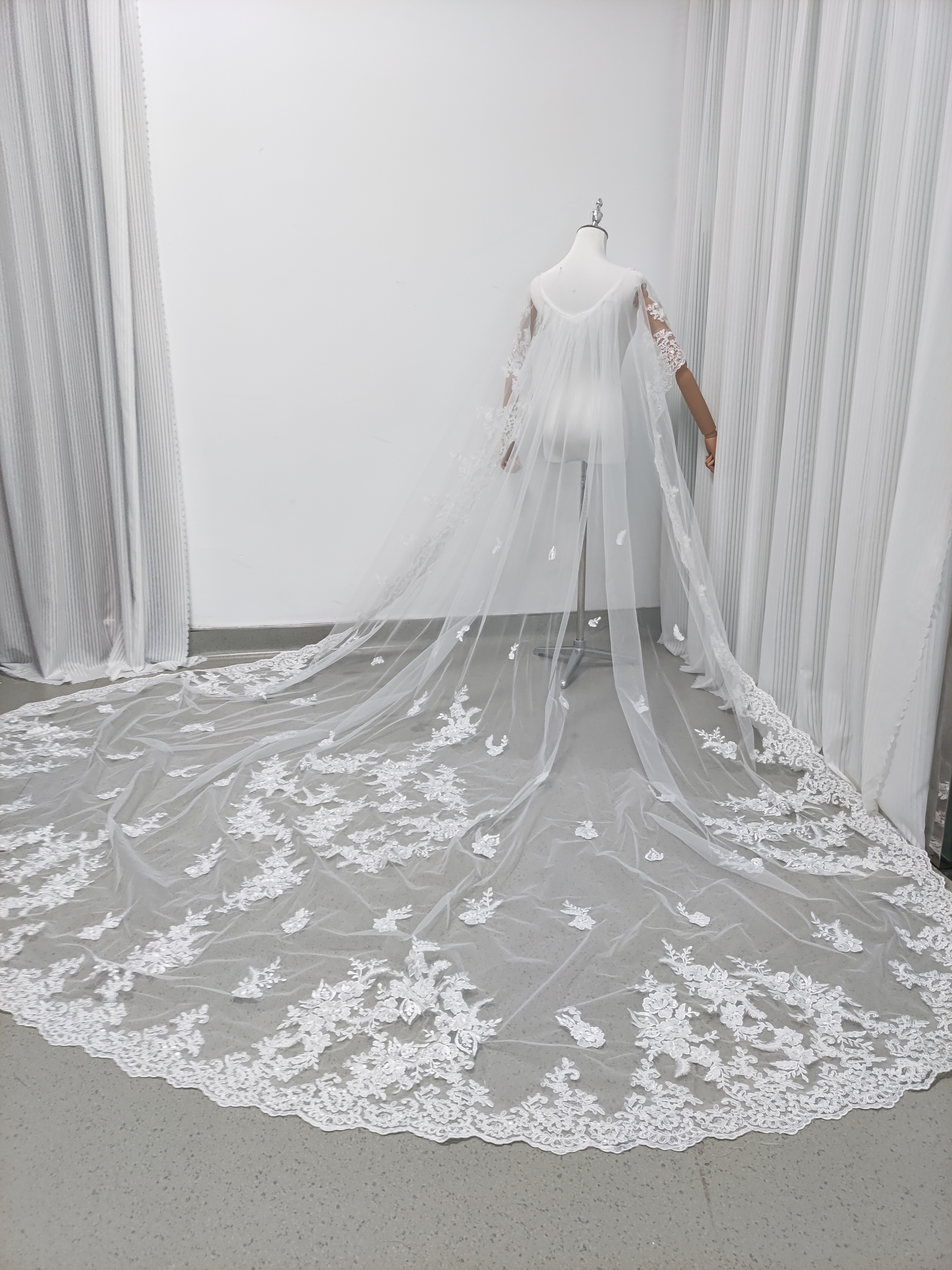 上品！マント 贅沢な総レース 華やかなトレーン シアーな美しさ ウェディングドレス 結婚式