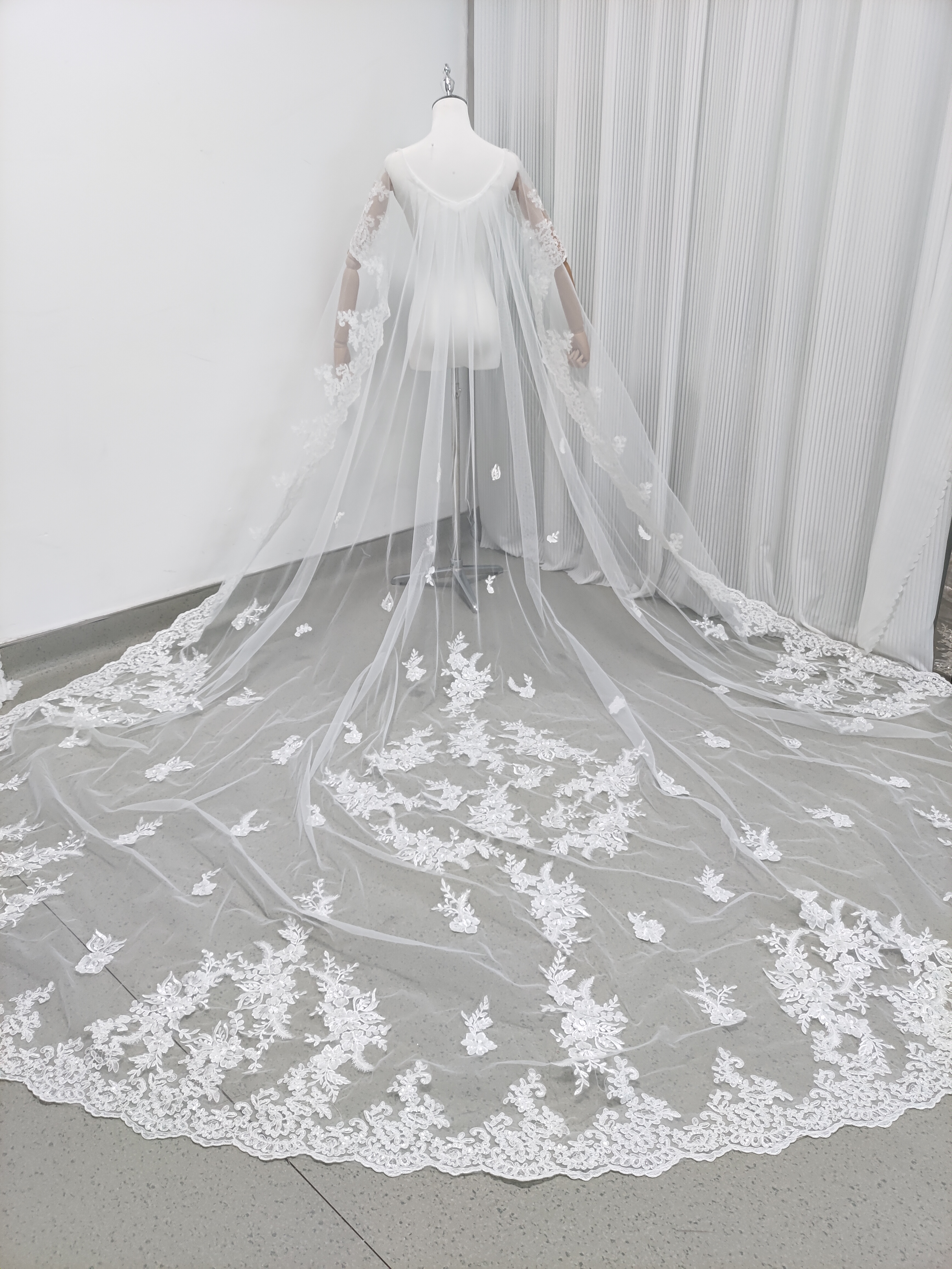 上品！マント 贅沢な総レース 華やかなトレーン シアーな美しさ ウェディングドレス 結婚式