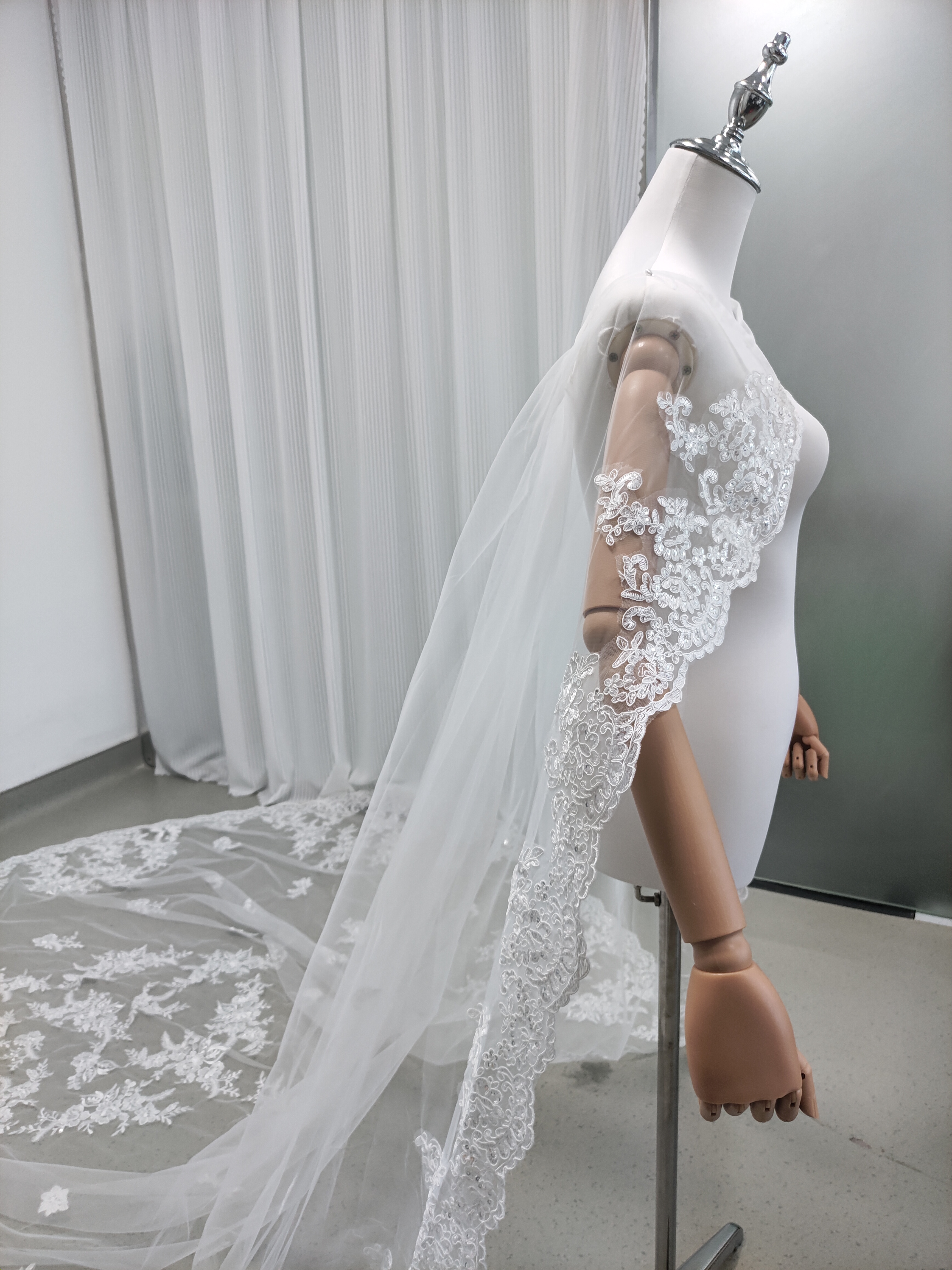 上品！マント 贅沢な総レース 華やかなトレーン シアーな美しさ ウェディングドレス 結婚式