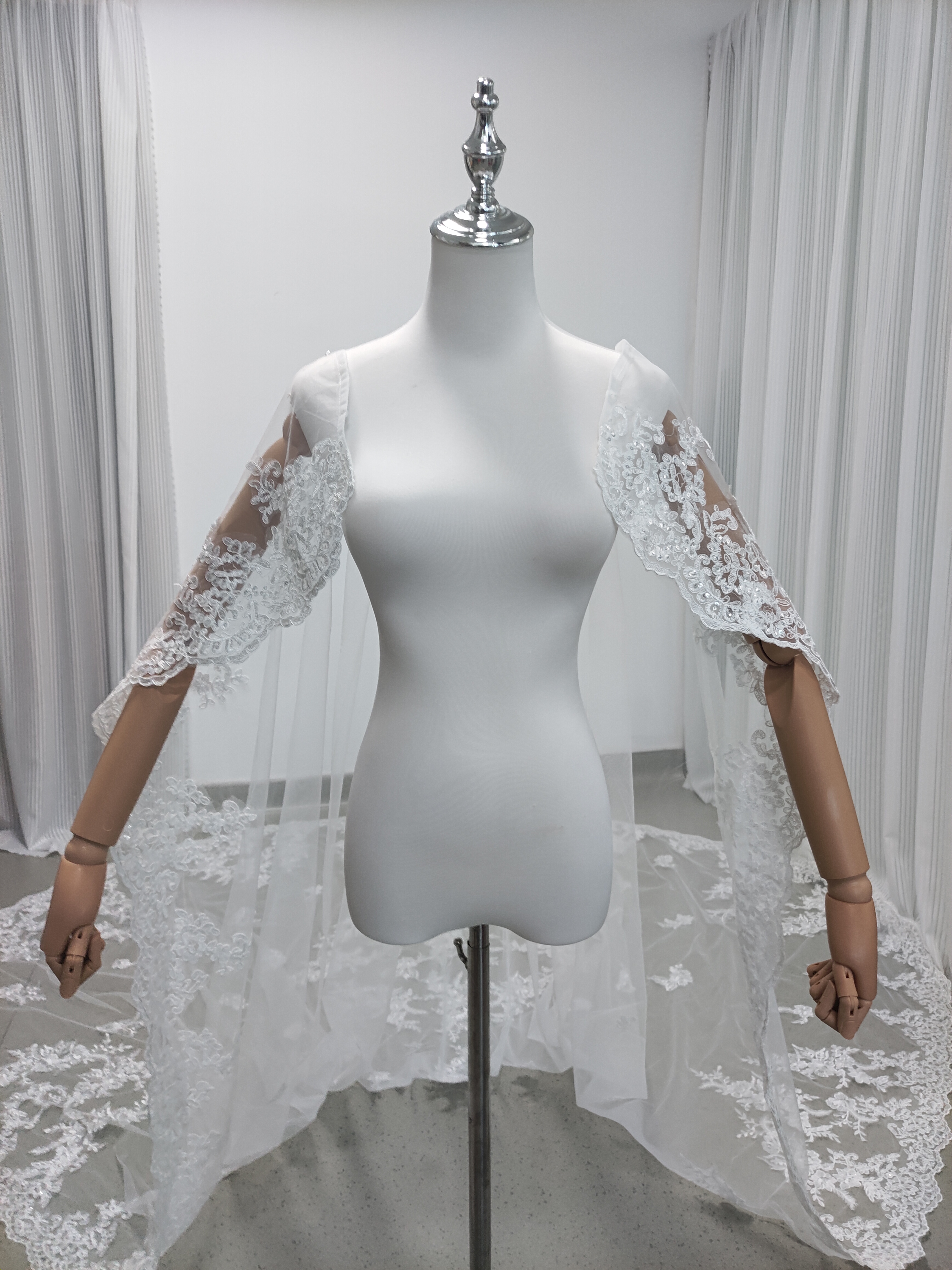 上品！マント 贅沢な総レース 華やかなトレーン シアーな美しさ ウェディングドレス 結婚式