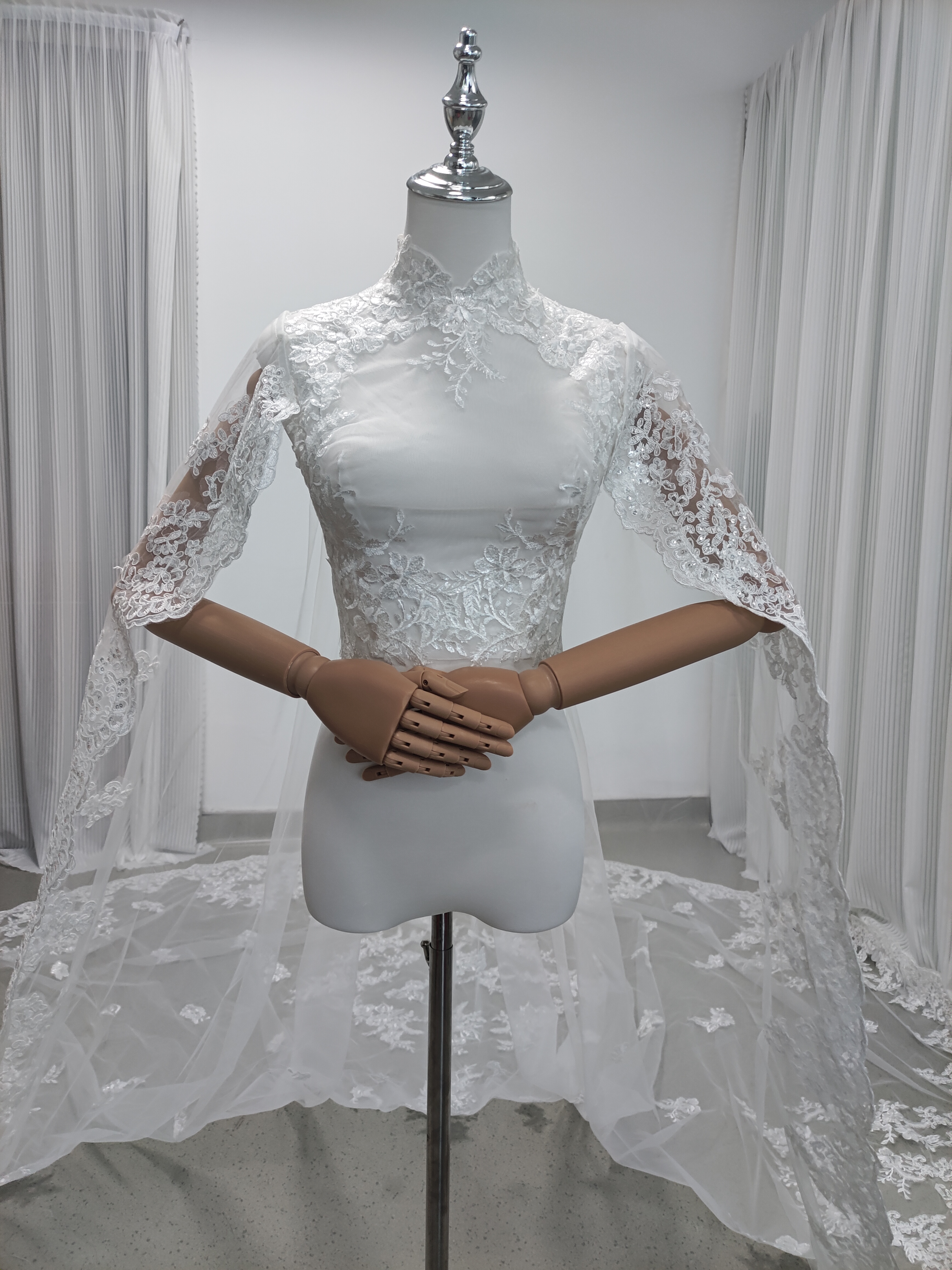 上品！マント 贅沢な総レース 華やかなトレーン シアーな美しさ ウェディングドレス 結婚式