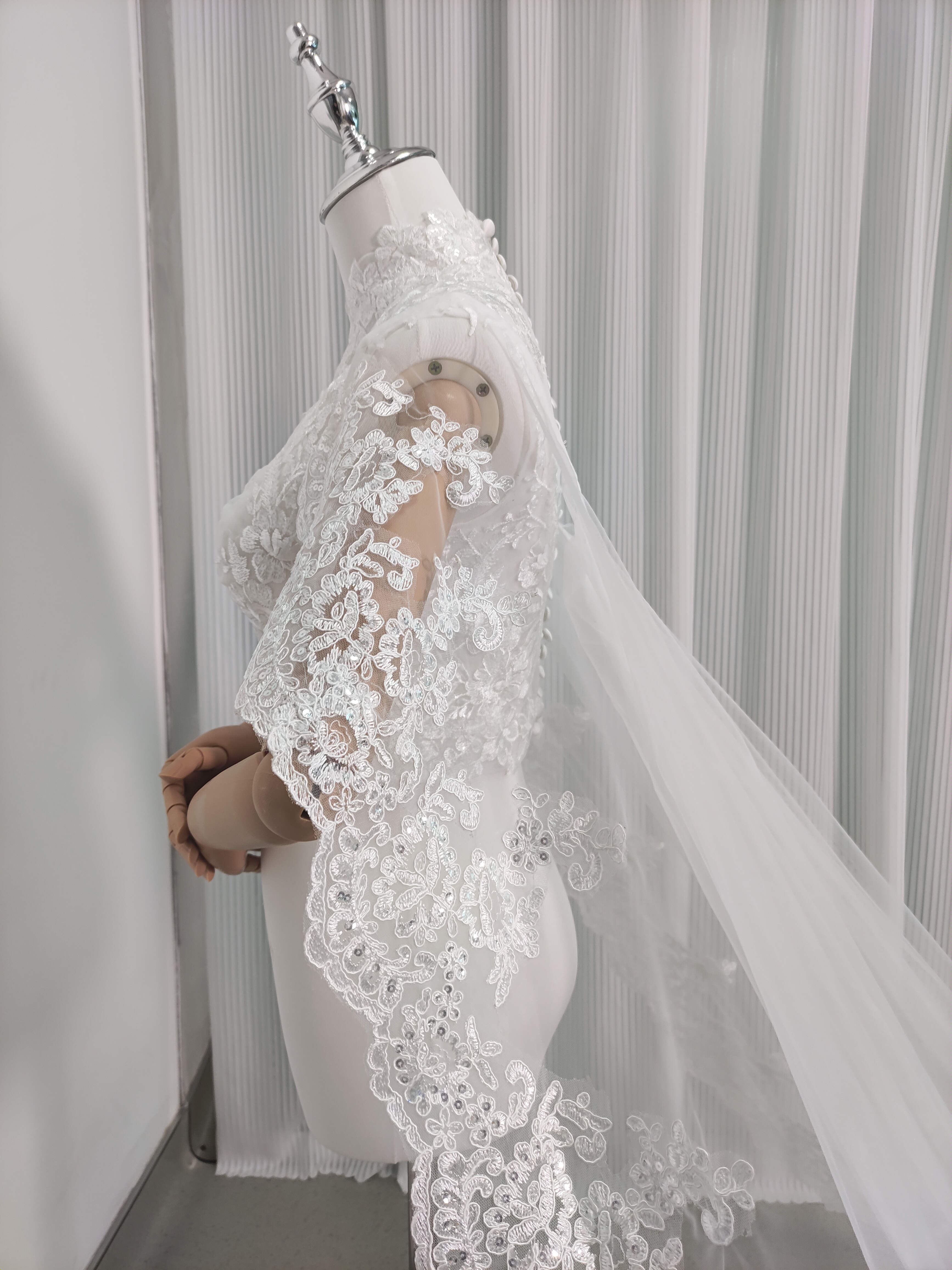 上品！マント 贅沢な総レース 華やかなトレーン シアーな美しさ ウェディングドレス 結婚式