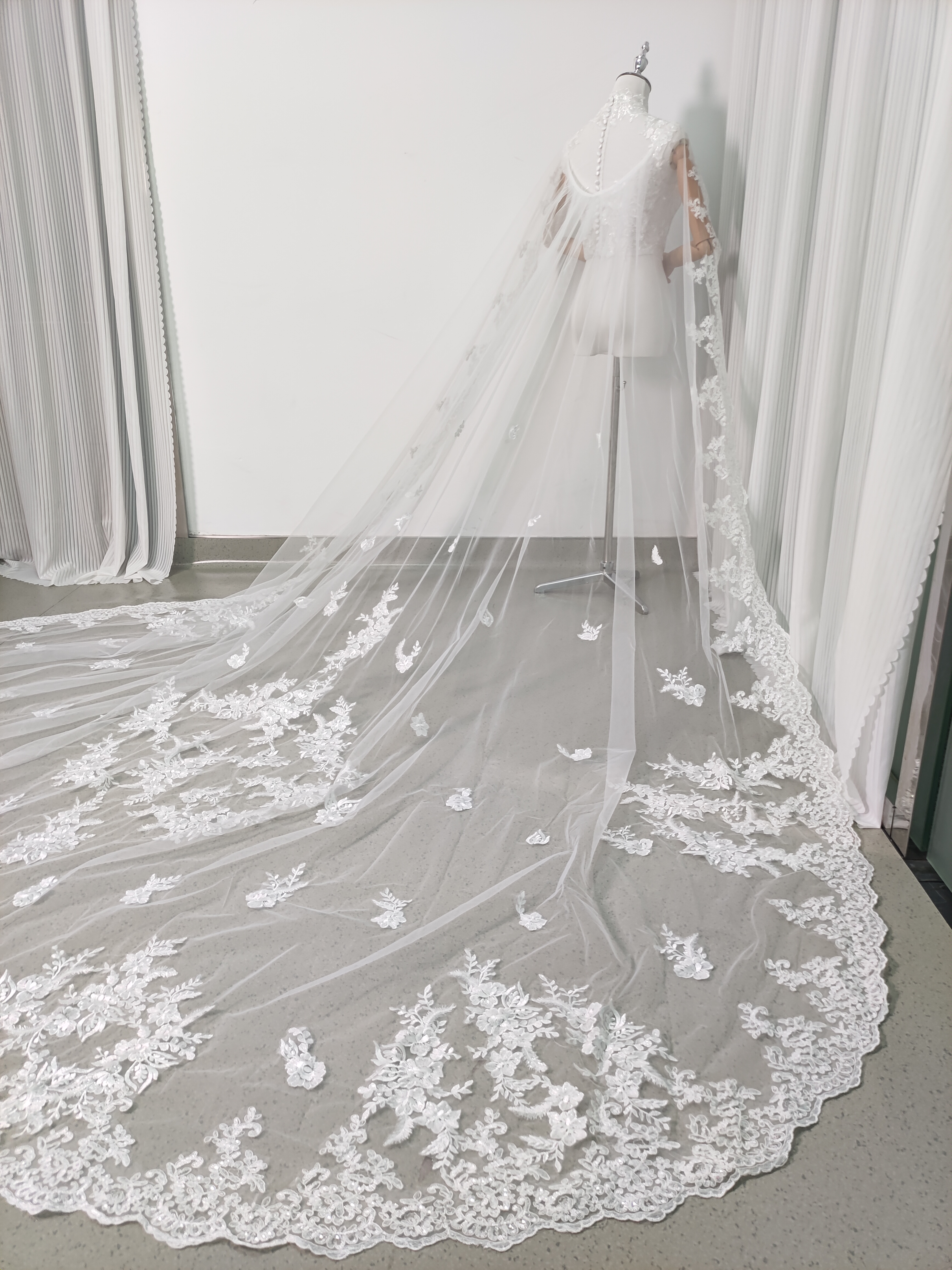 上品！マント 贅沢な総レース 華やかなトレーン シアーな美しさ ウェディングドレス 結婚式