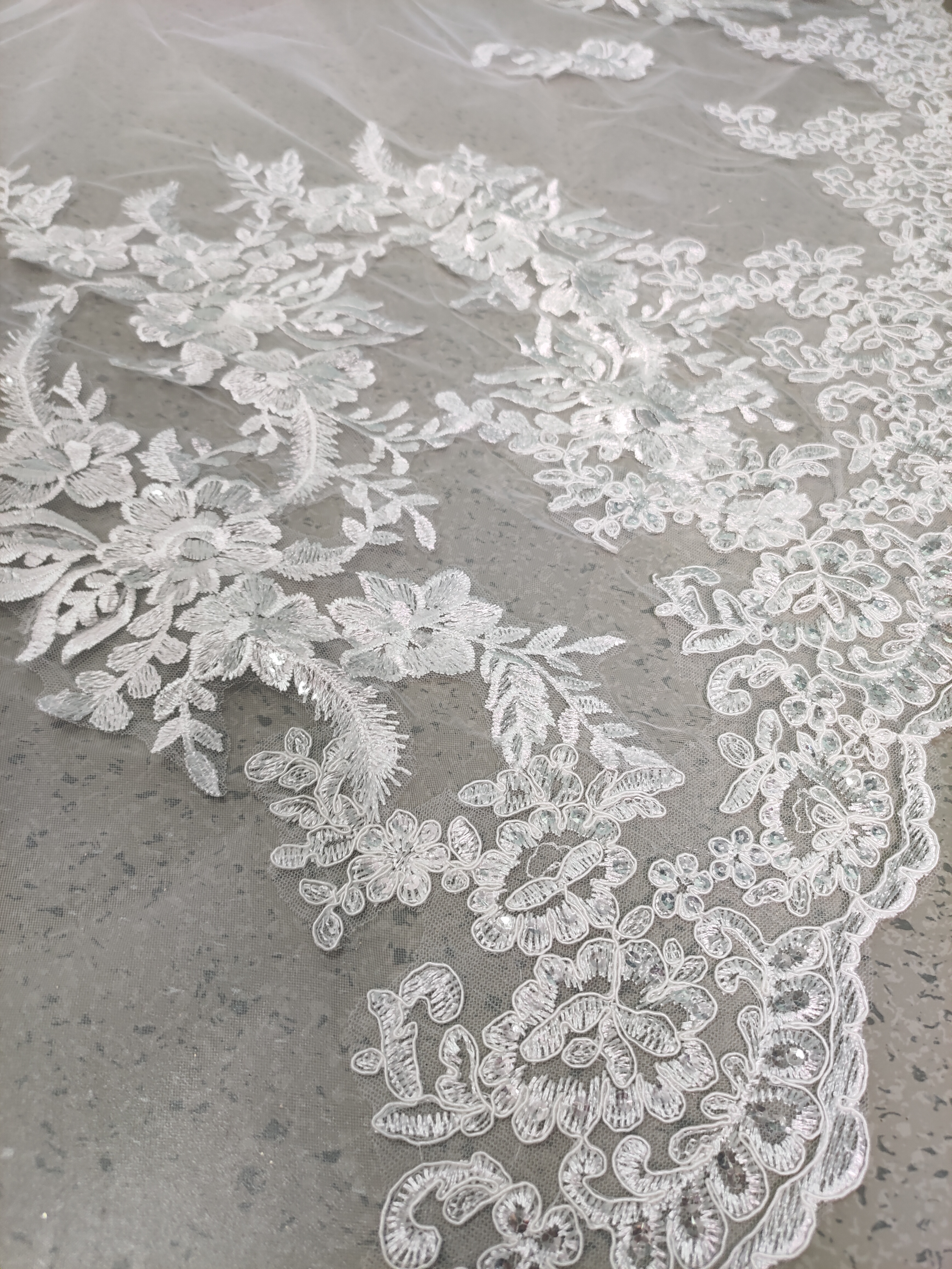 上品！マント 贅沢な総レース 華やかなトレーン シアーな美しさ ウェディングドレス 結婚式