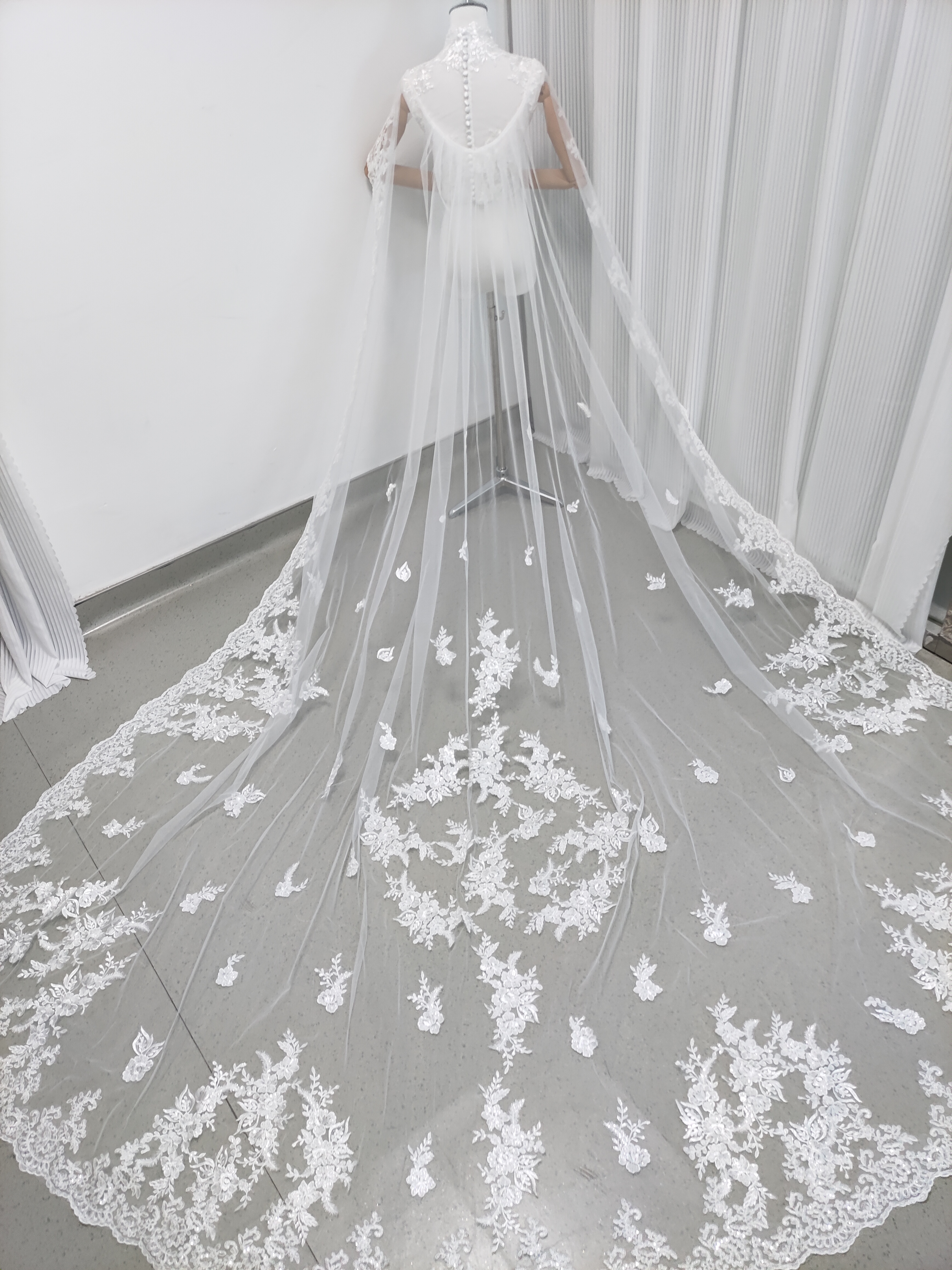 上品！マント 贅沢な総レース 華やかなトレーン シアーな美しさ ウェディングドレス 結婚式
