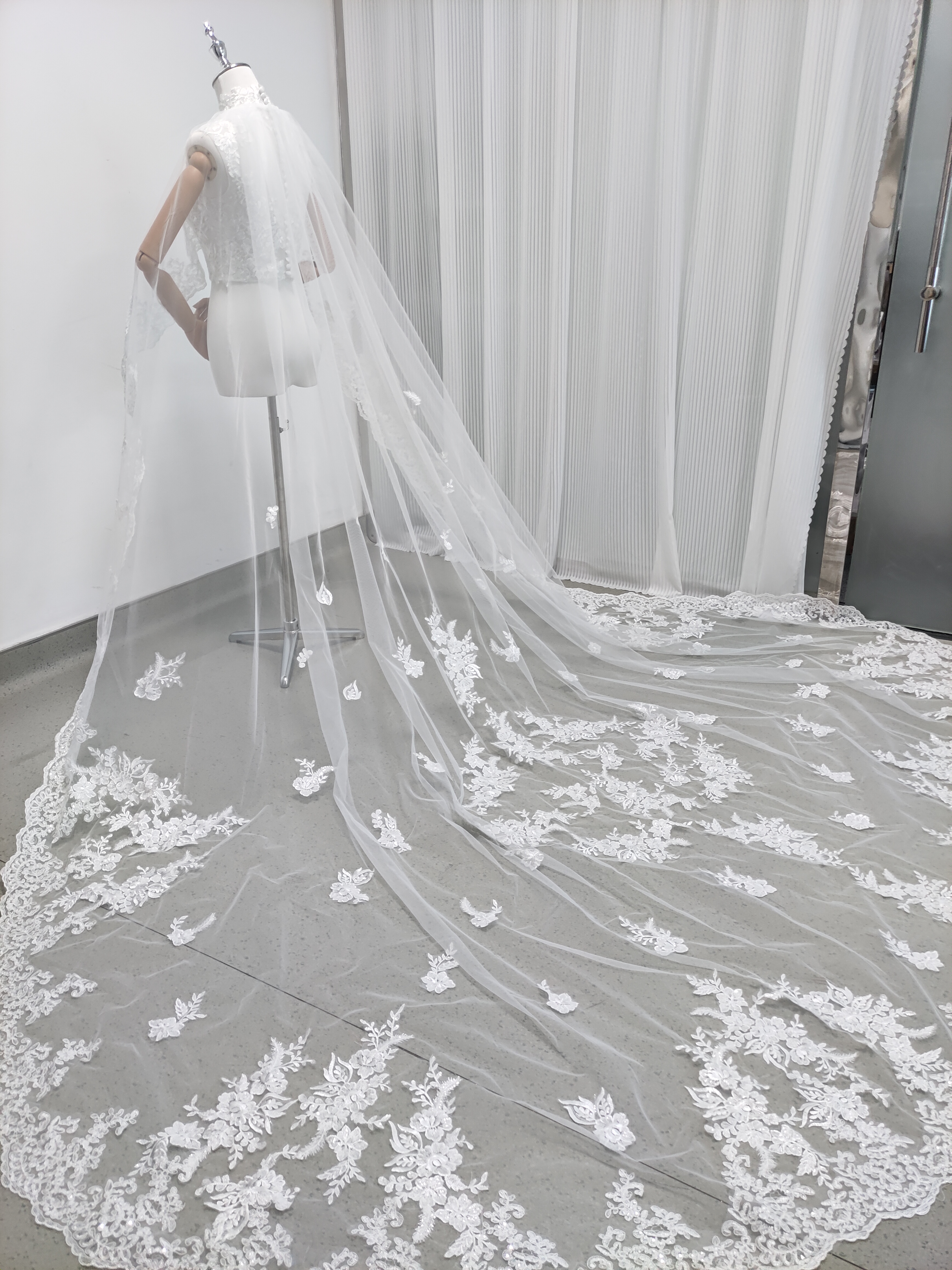 上品！マント 贅沢な総レース 華やかなトレーン シアーな美しさ ウェディングドレス 結婚式