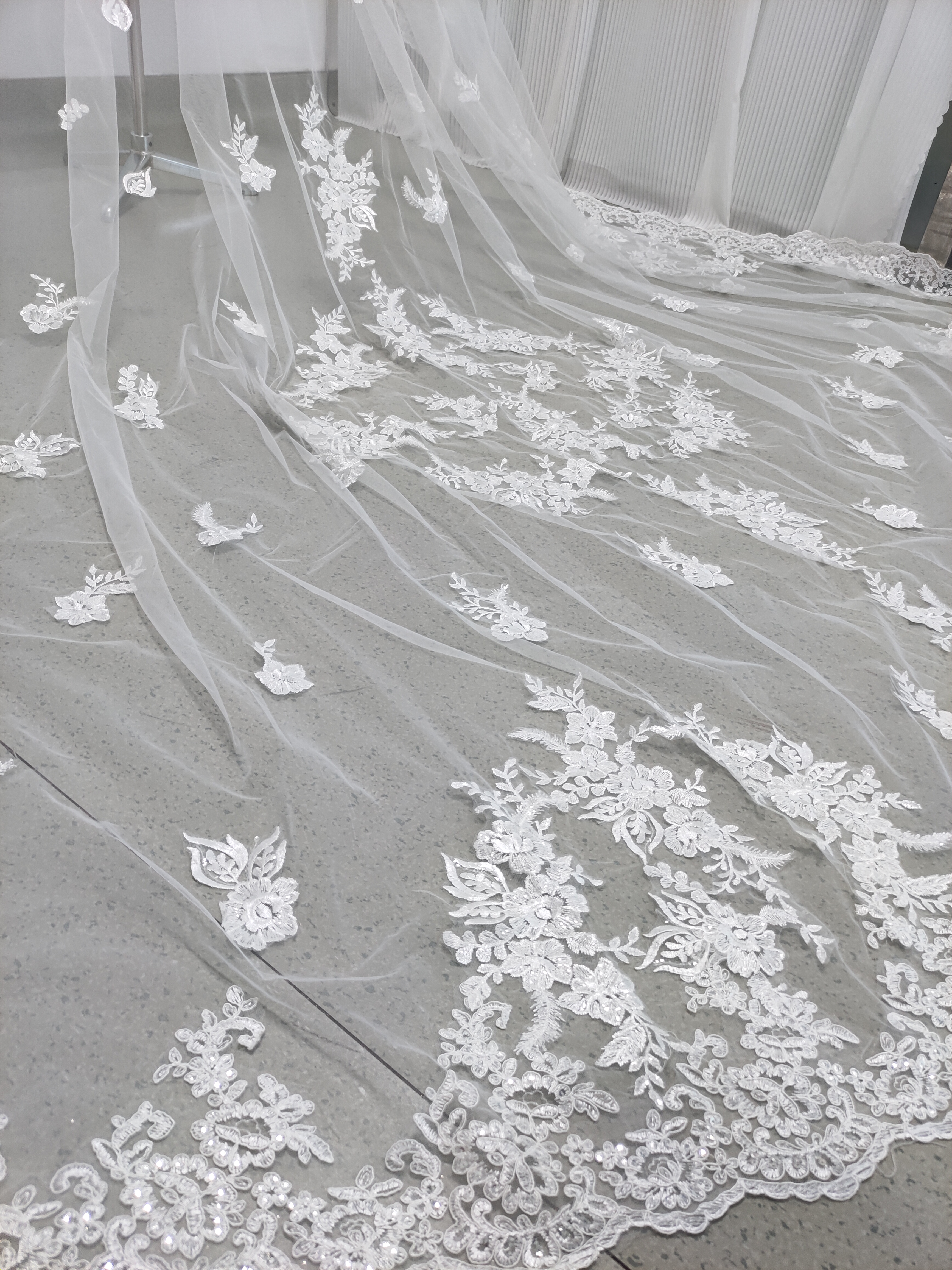 上品！マント 贅沢な総レース 華やかなトレーン シアーな美しさ ウェディングドレス 結婚式