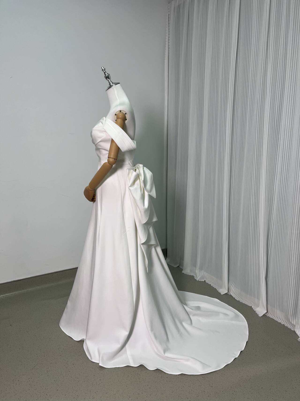 上品！パーティードレス オフショルダー 豪華なバックリボン デザイン感 スレンダーライン 披露宴