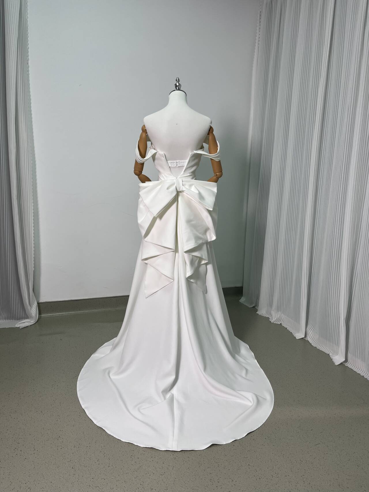 上品！パーティードレス オフショルダー 豪華なバックリボン デザイン感 スレンダーライン 披露宴