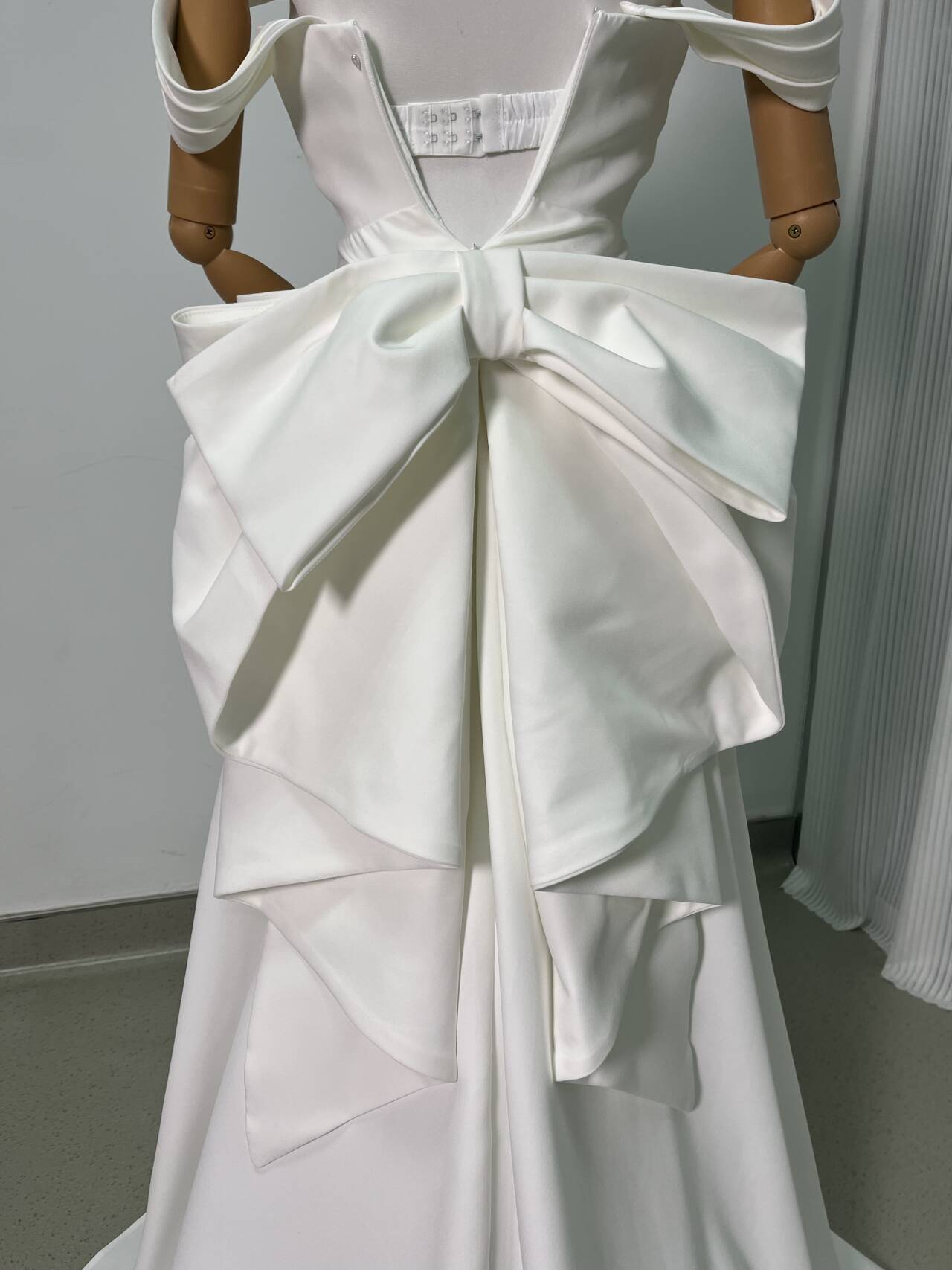 上品！パーティードレス オフショルダー 豪華なバックリボン デザイン感 スレンダーライン 披露宴