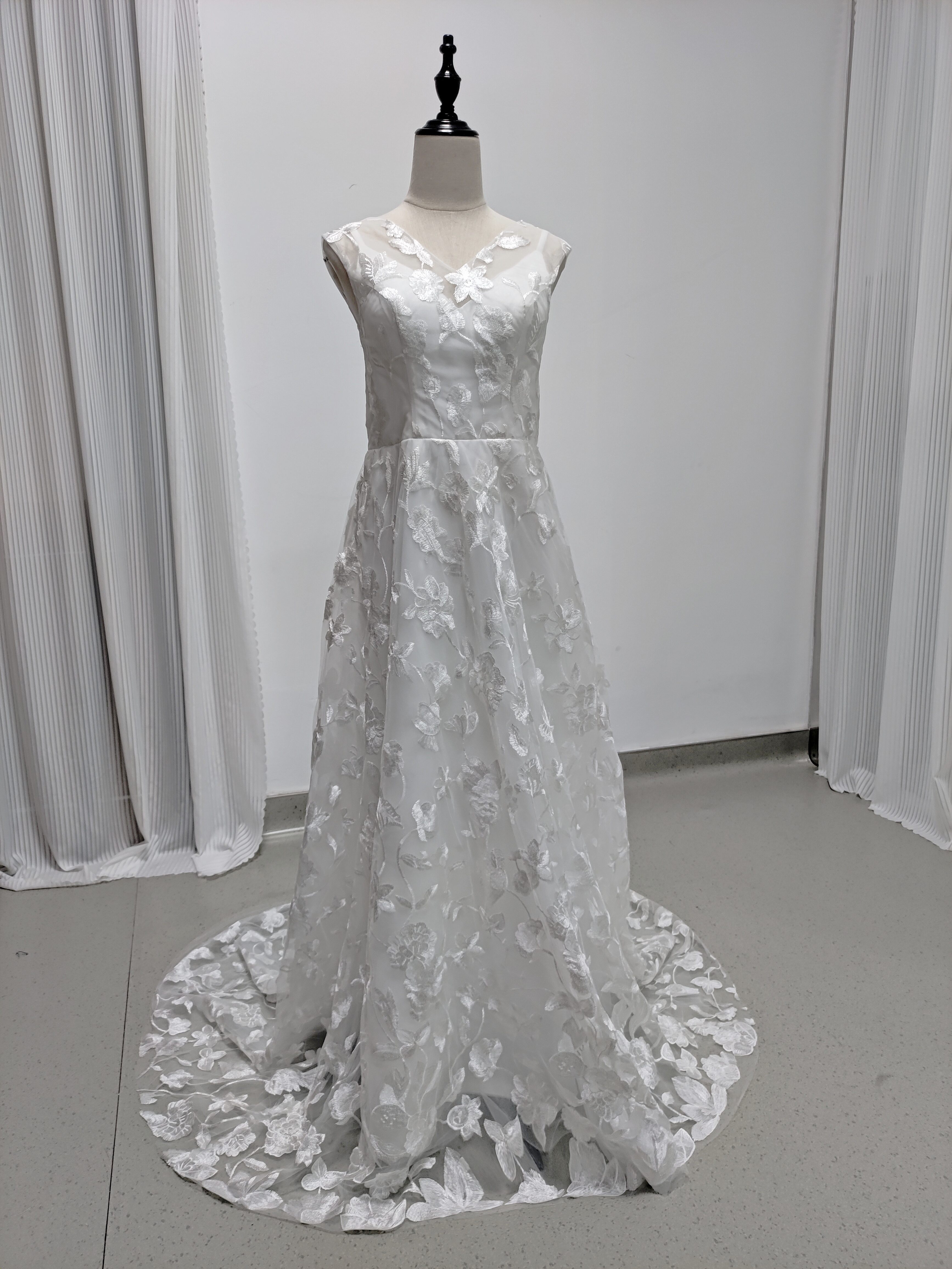 ウエディングドレス Vネック 贅沢な小花総レース スレンダーライン ファスナー 結婚式/披露宴