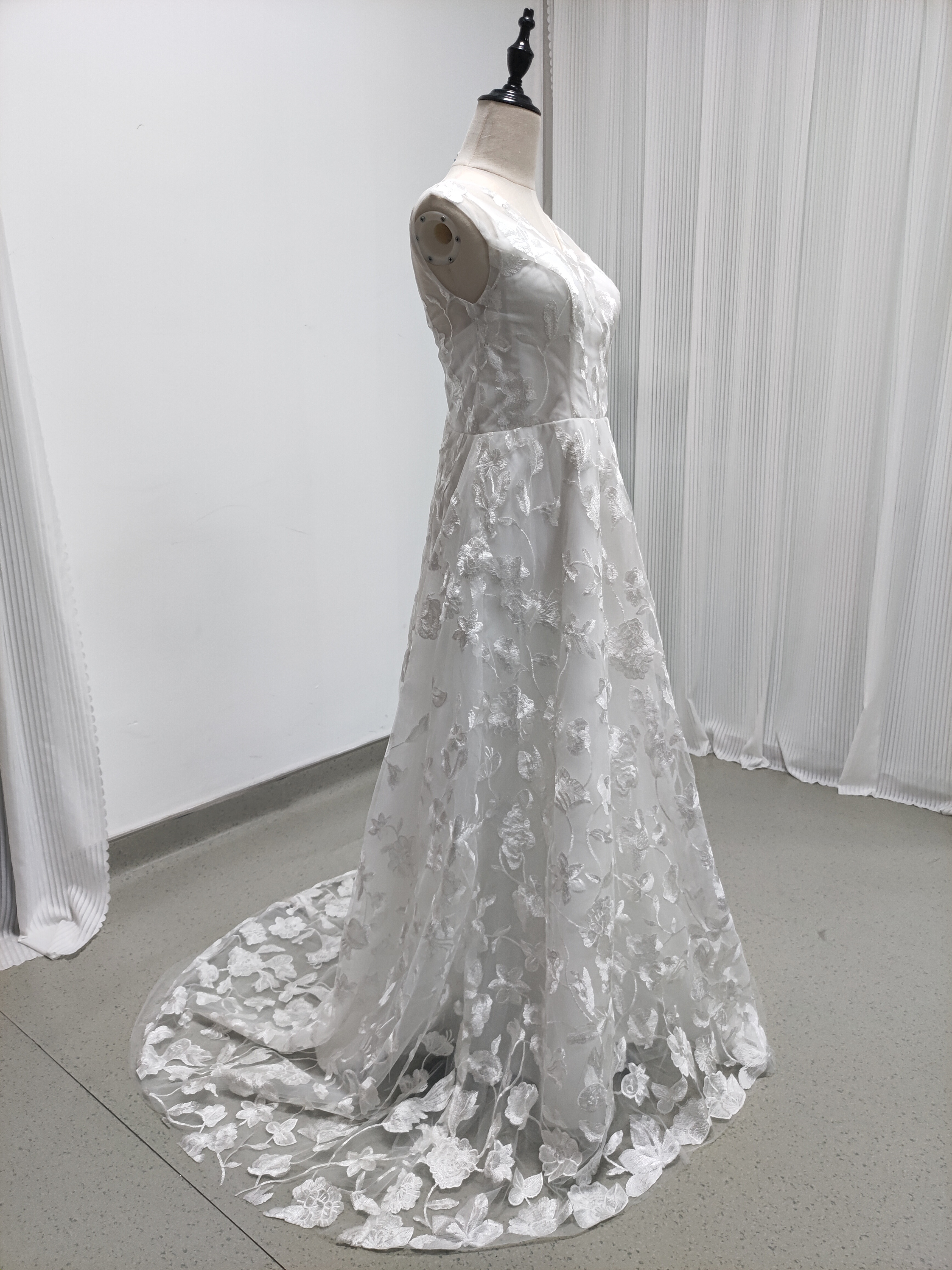 ウエディングドレス Vネック 贅沢な小花総レース スレンダーライン ファスナー 結婚式/披露宴