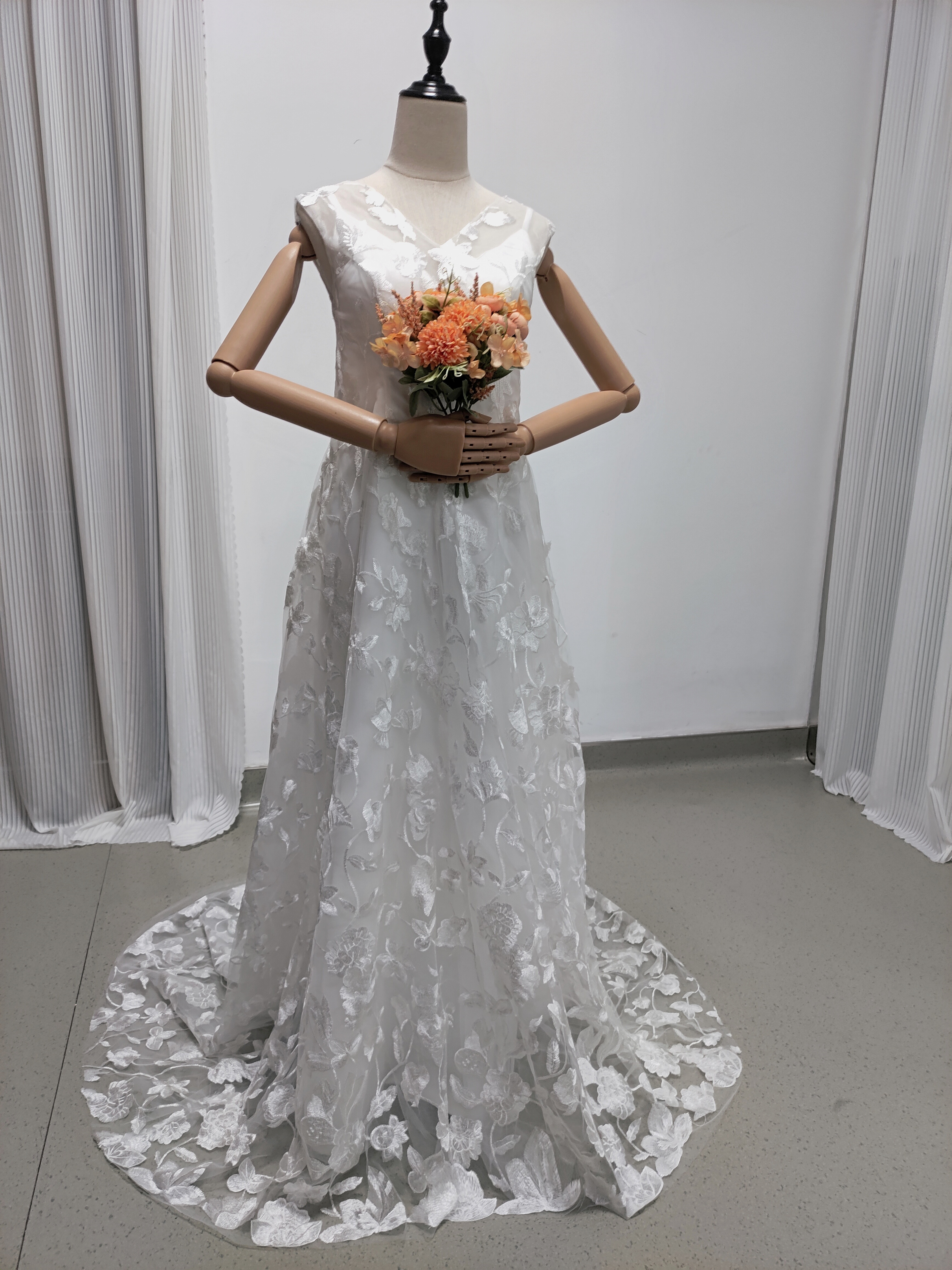 ウエディングドレス Vネック 贅沢な小花総レース スレンダーライン ファスナー 結婚式/披露宴