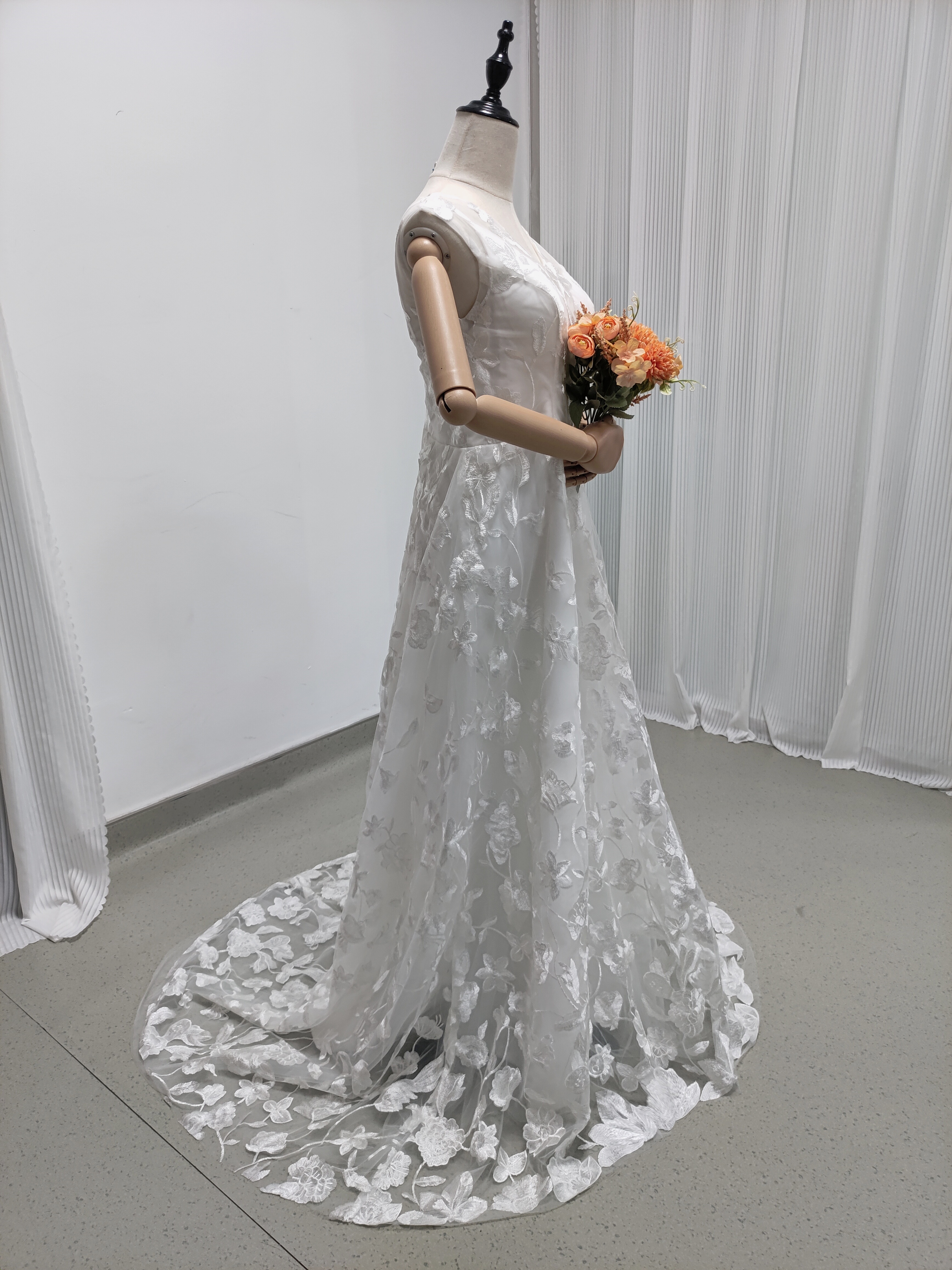 ウエディングドレス Vネック 贅沢な小花総レース スレンダーライン ファスナー 結婚式/披露宴