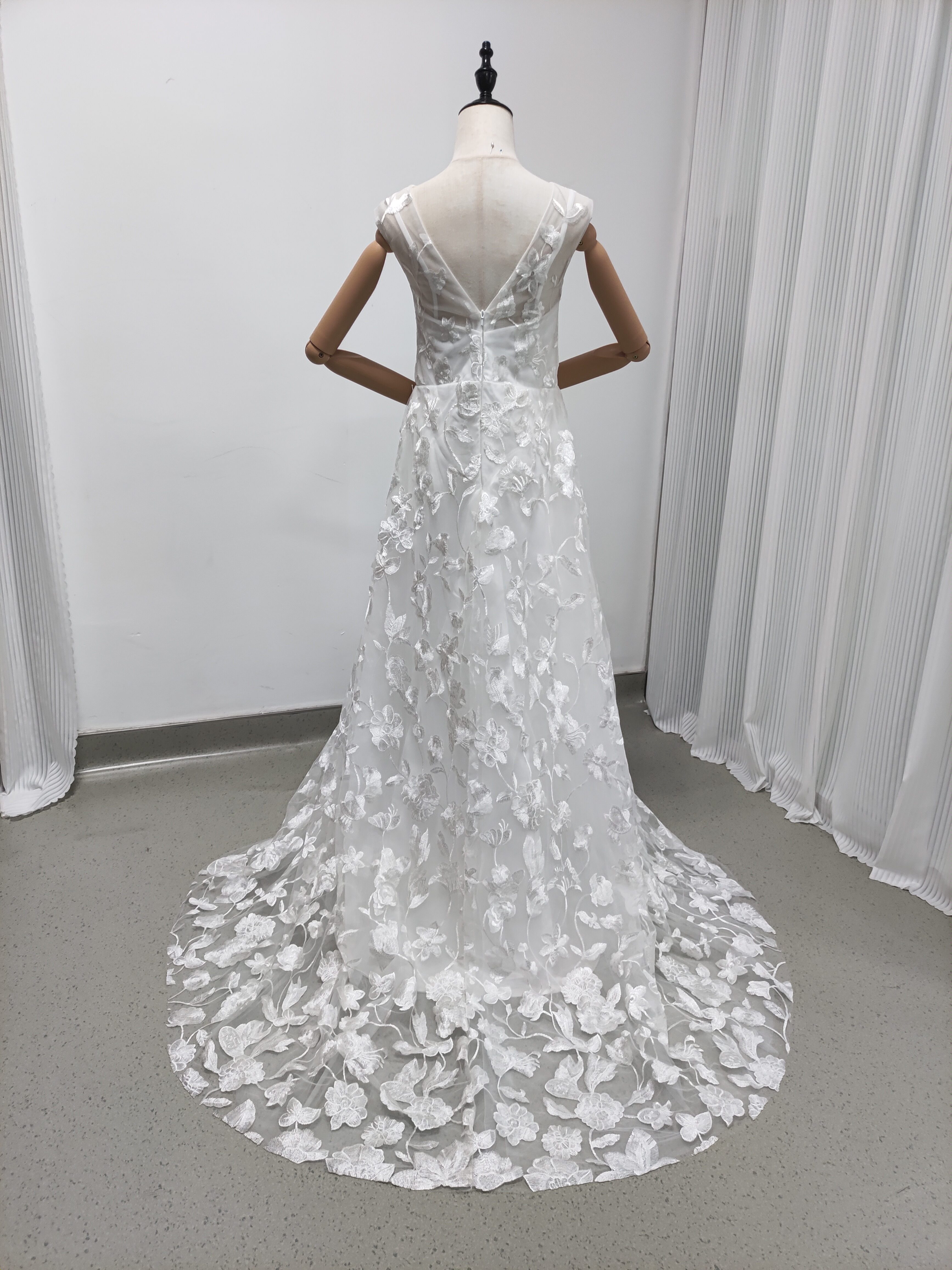 ウエディングドレス Vネック 贅沢な小花総レース スレンダーライン ファスナー 結婚式/披露宴