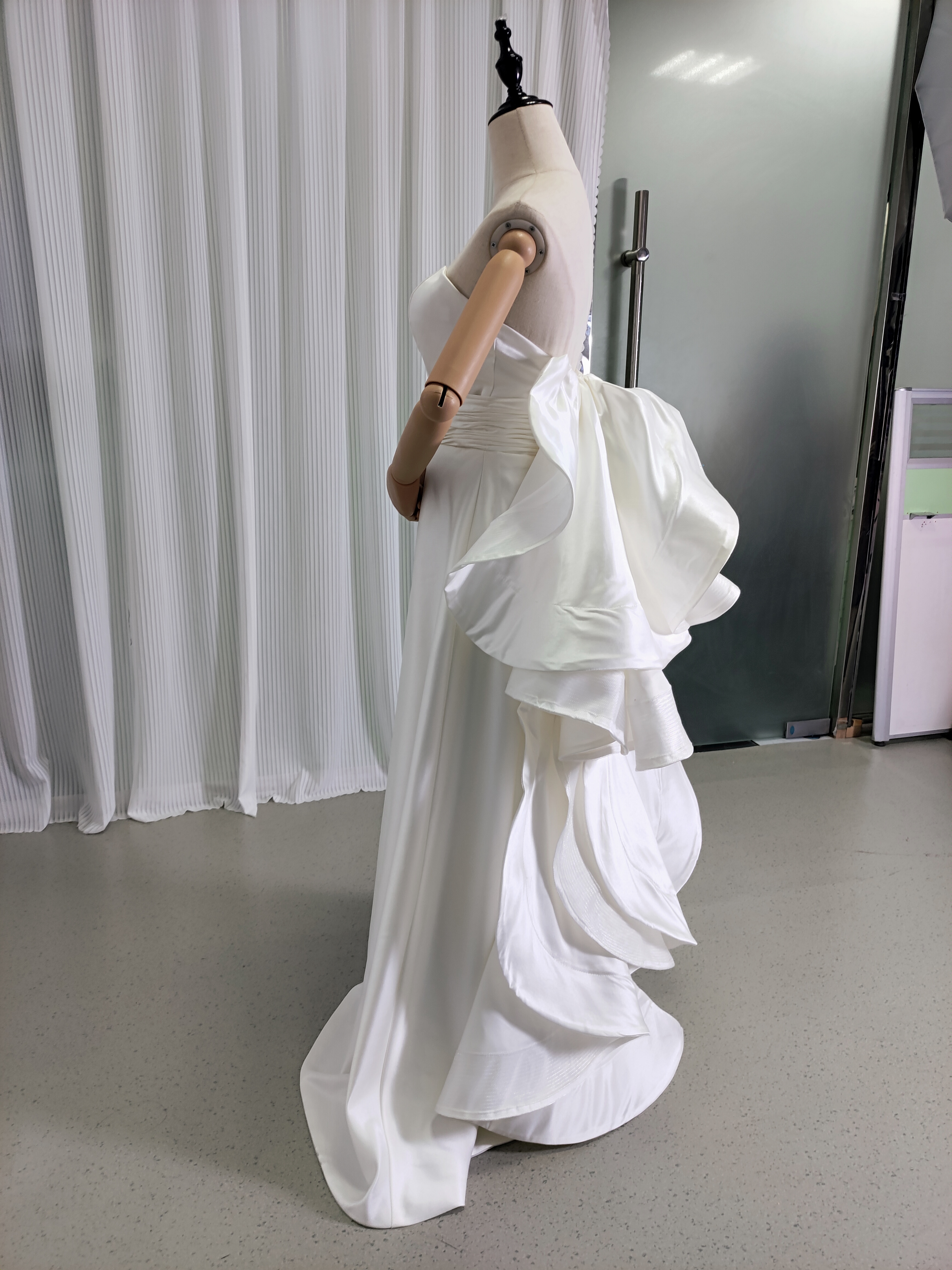 ウェディングドレス ベアトップ ラッフルフリル 豪華なバックリボン 結婚式/披露宴