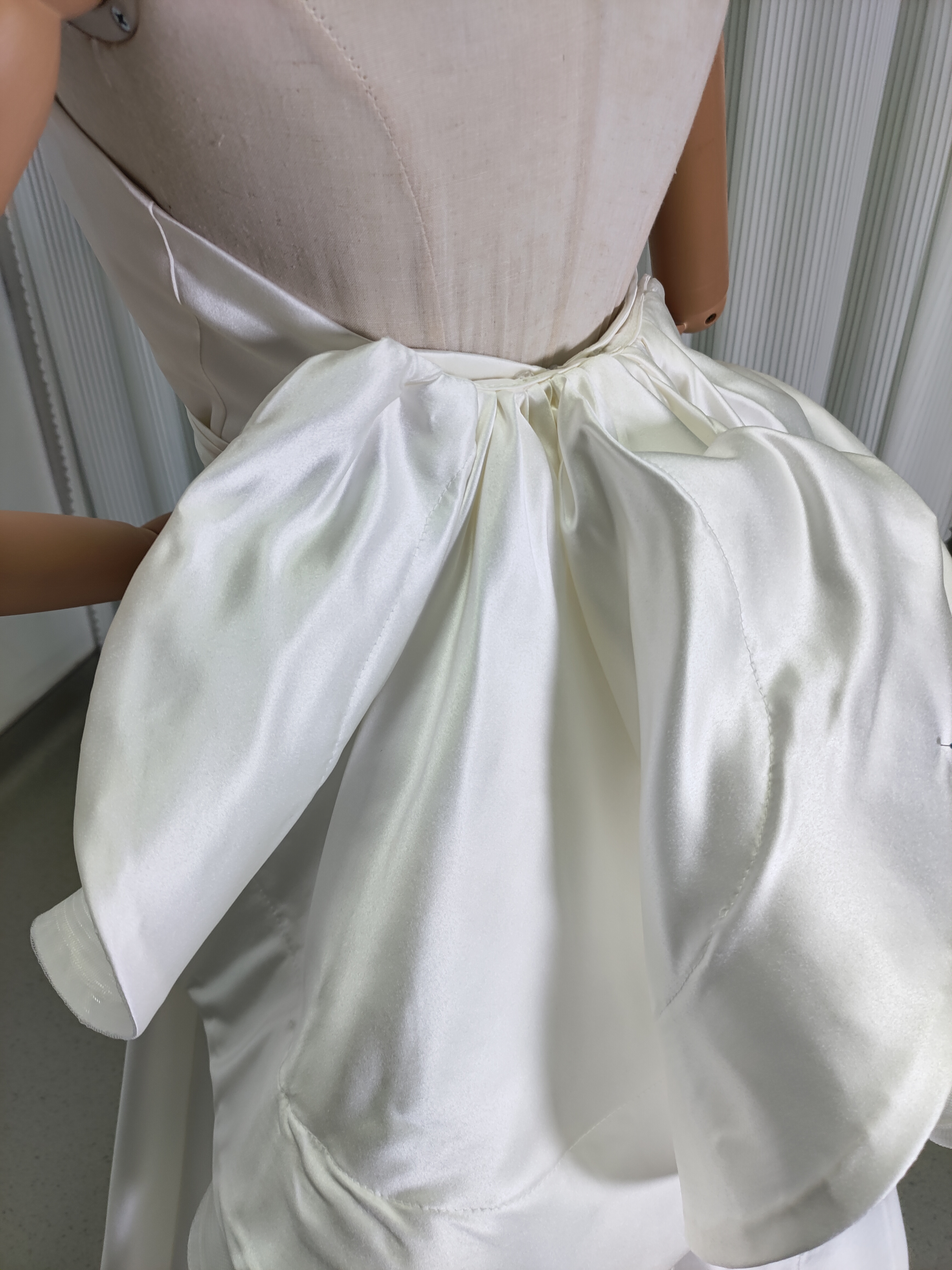 ウェディングドレス ベアトップ ラッフルフリル 豪華なバックリボン 結婚式/披露宴