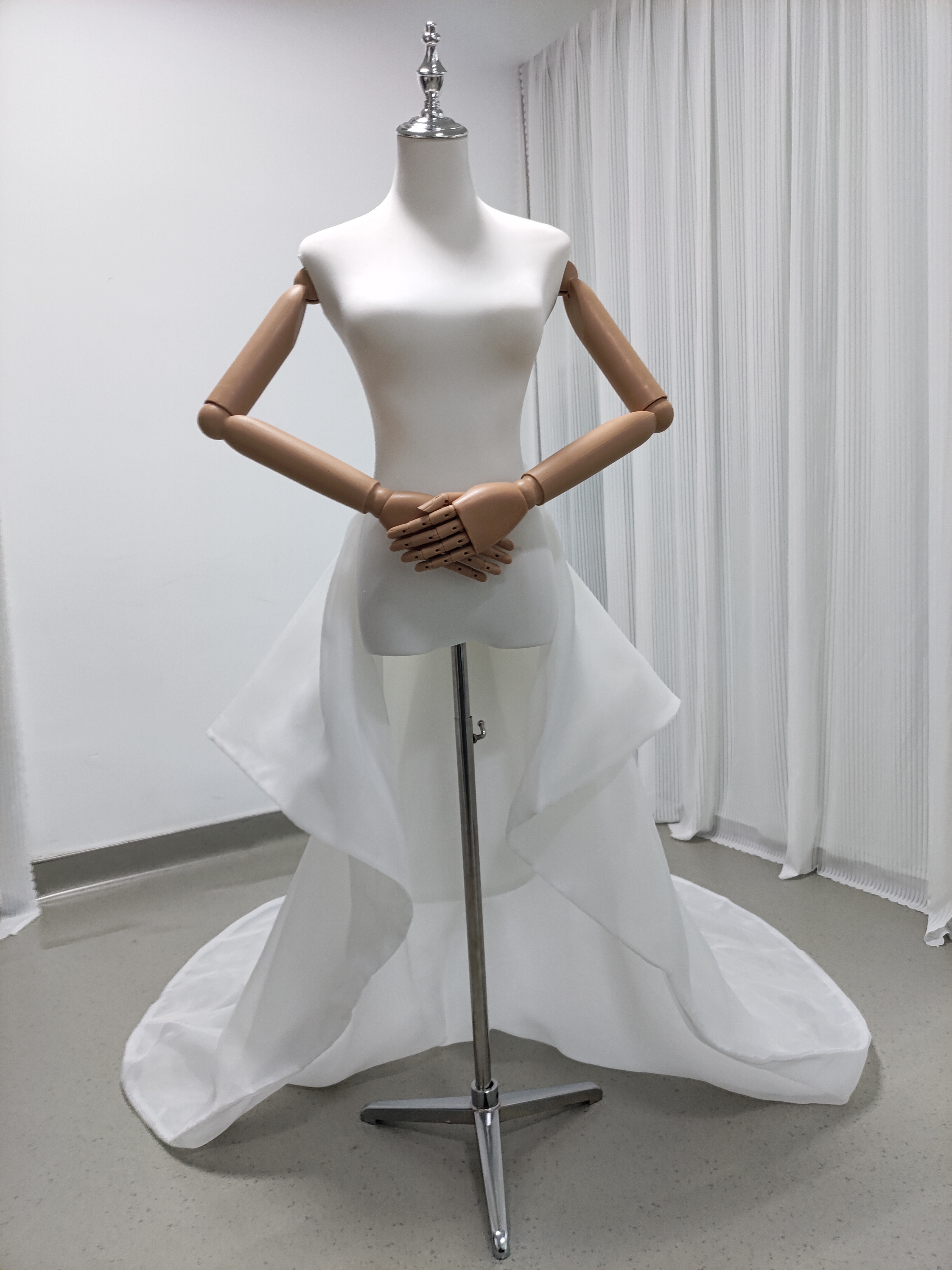 華やかなトレーン 取り外し オフホワイト ラッフルフリル 色直し 結婚式 披露宴