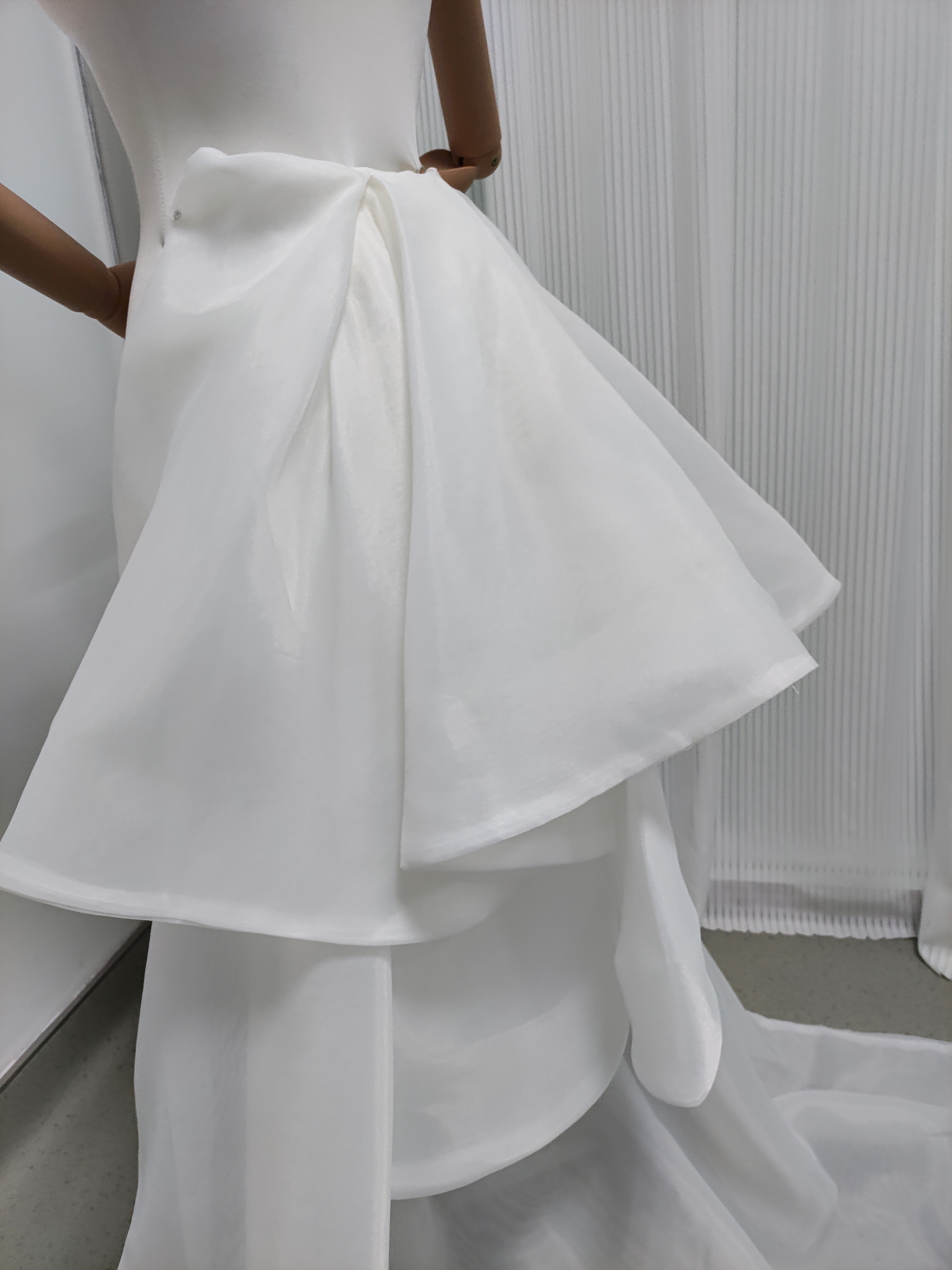 華やかなトレーン 取り外し オフホワイト ラッフルフリル 色直し 結婚式 披露宴