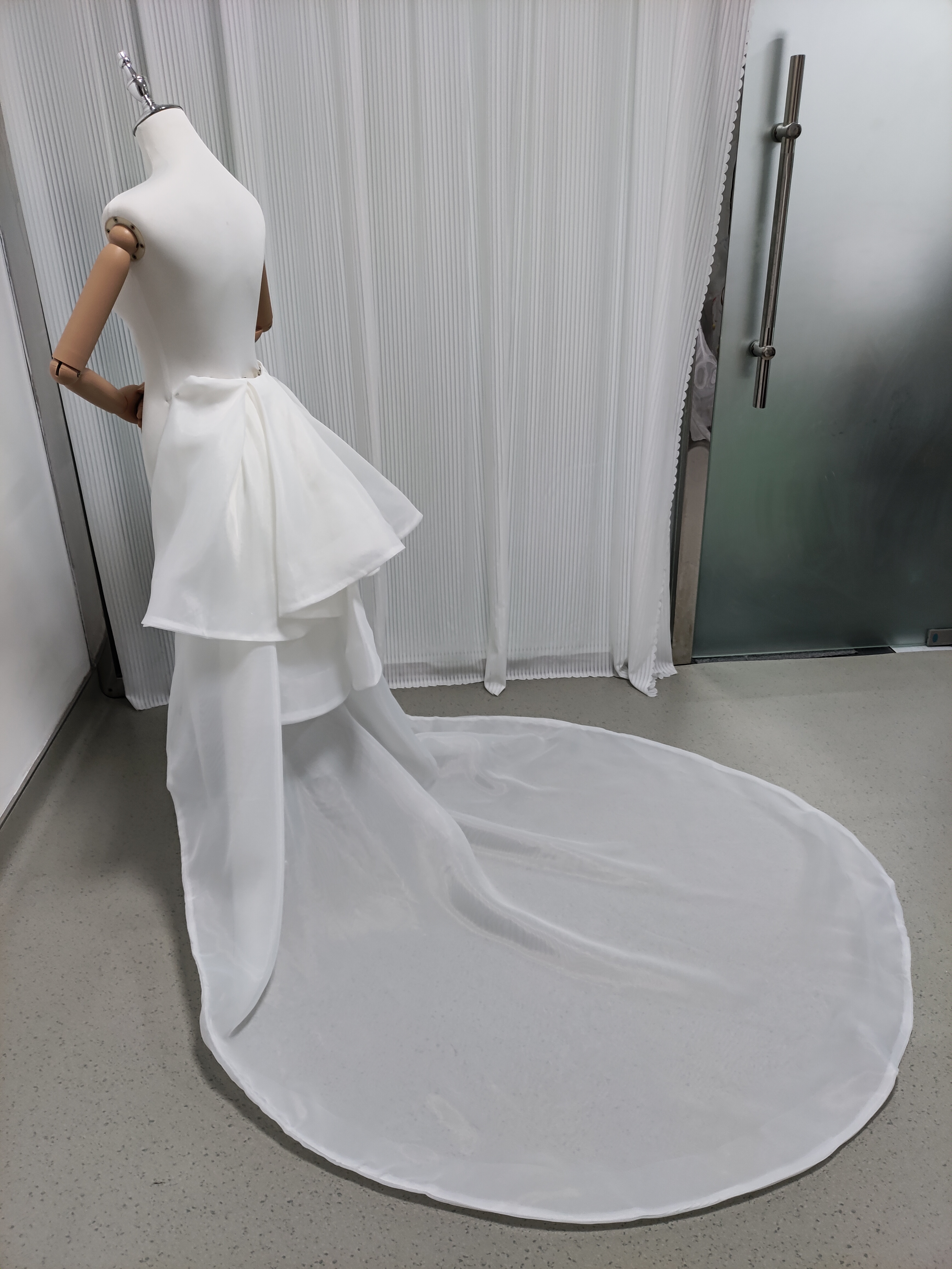 華やかなトレーン 取り外し オフホワイト ラッフルフリル 色直し 結婚式 披露宴