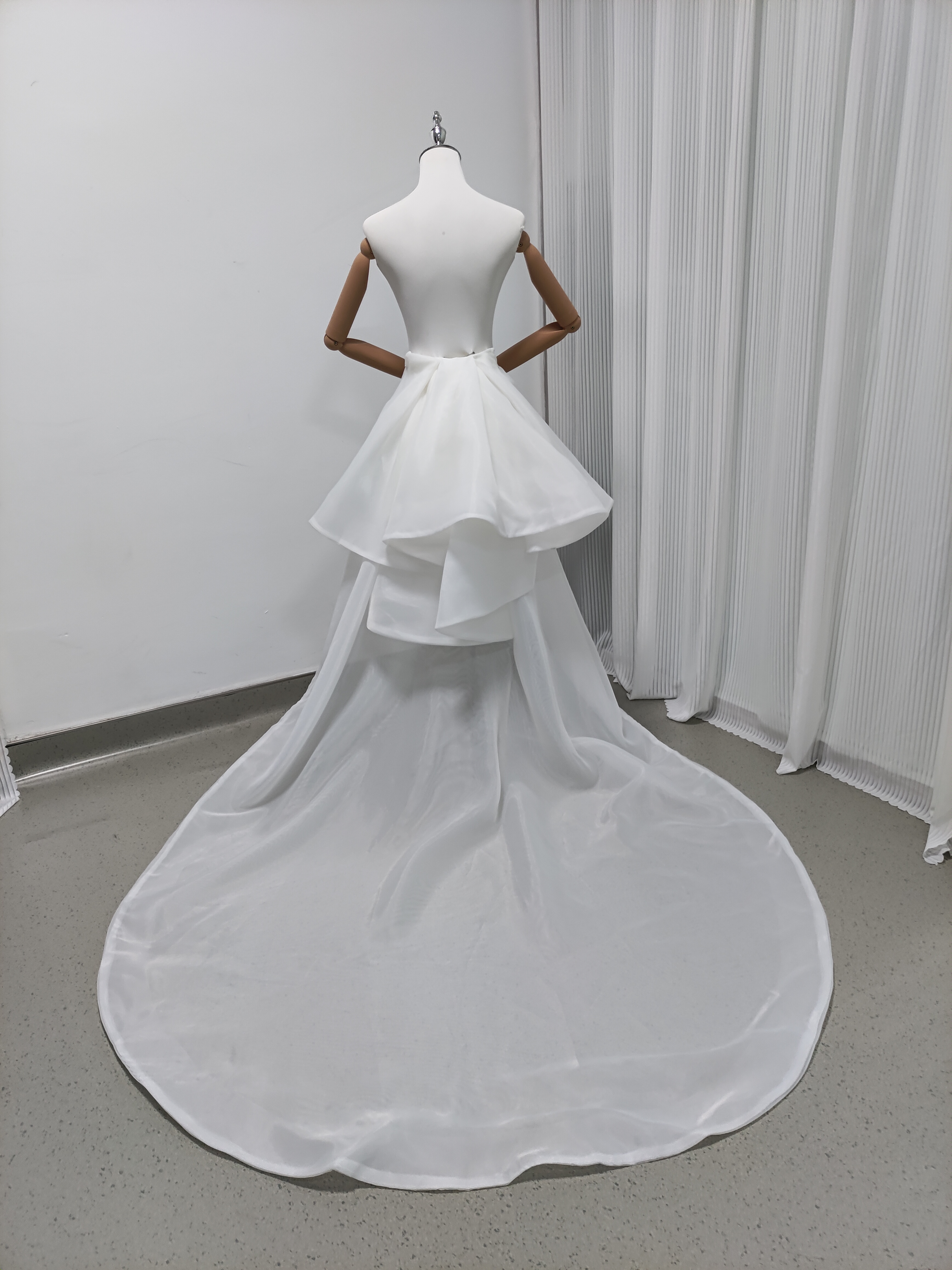 華やかなトレーン 取り外し オフホワイト ラッフルフリル 色直し 結婚式 披露宴