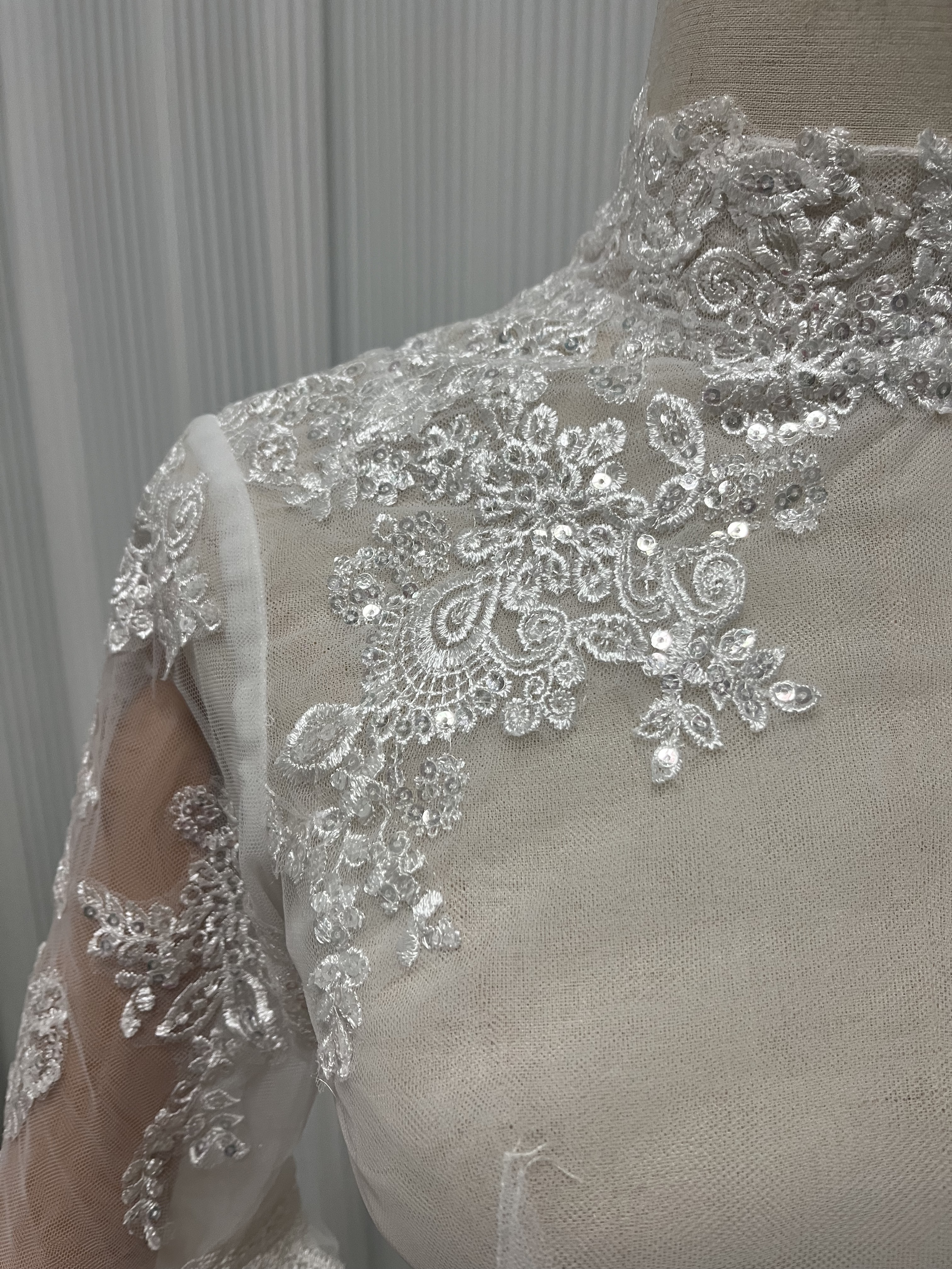 レースボレロ ベルスリーブ くるみボタン キラキラスパンコール 花嫁/ウェディングドレス