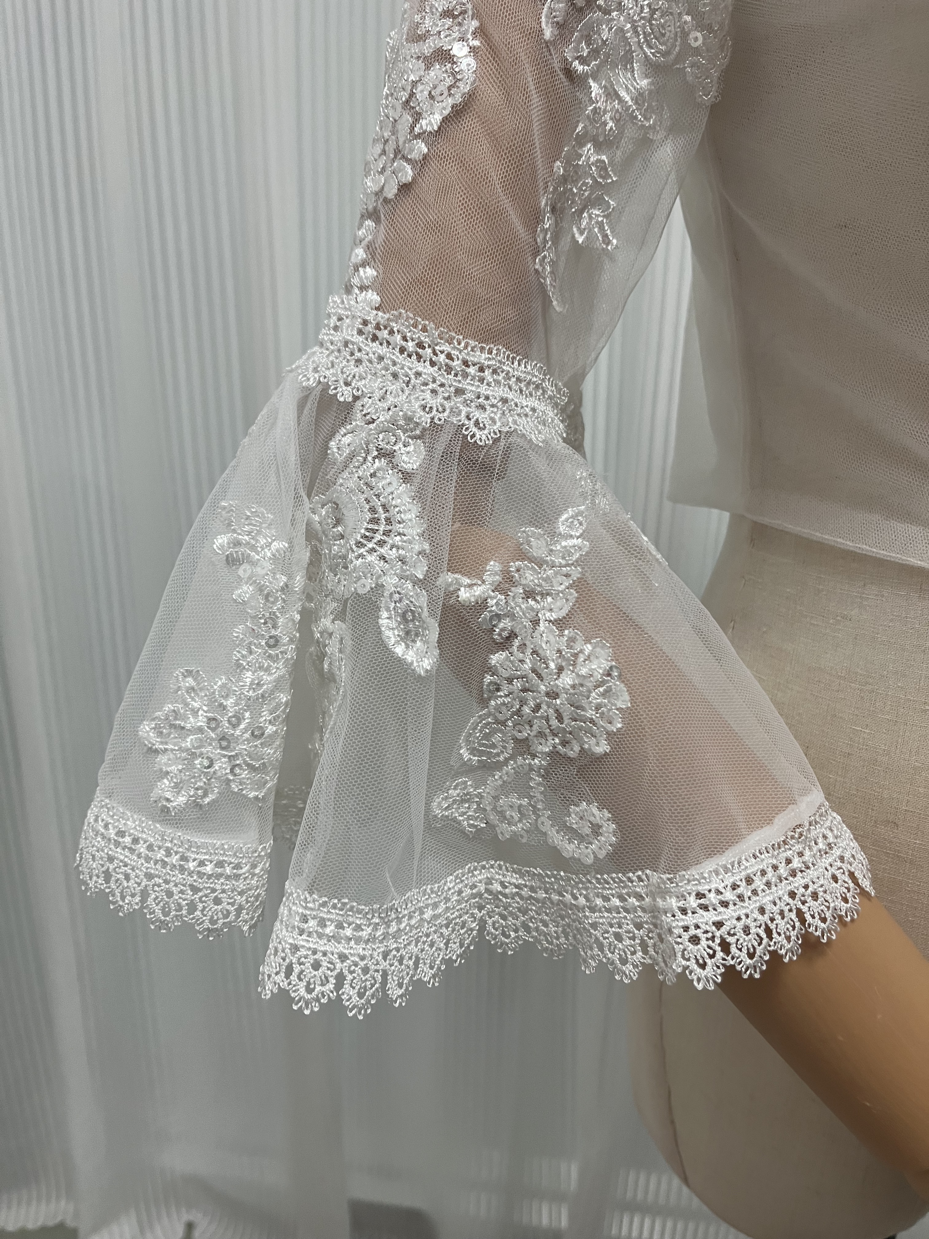レースボレロ ベルスリーブ くるみボタン キラキラスパンコール 花嫁/ウェディングドレス