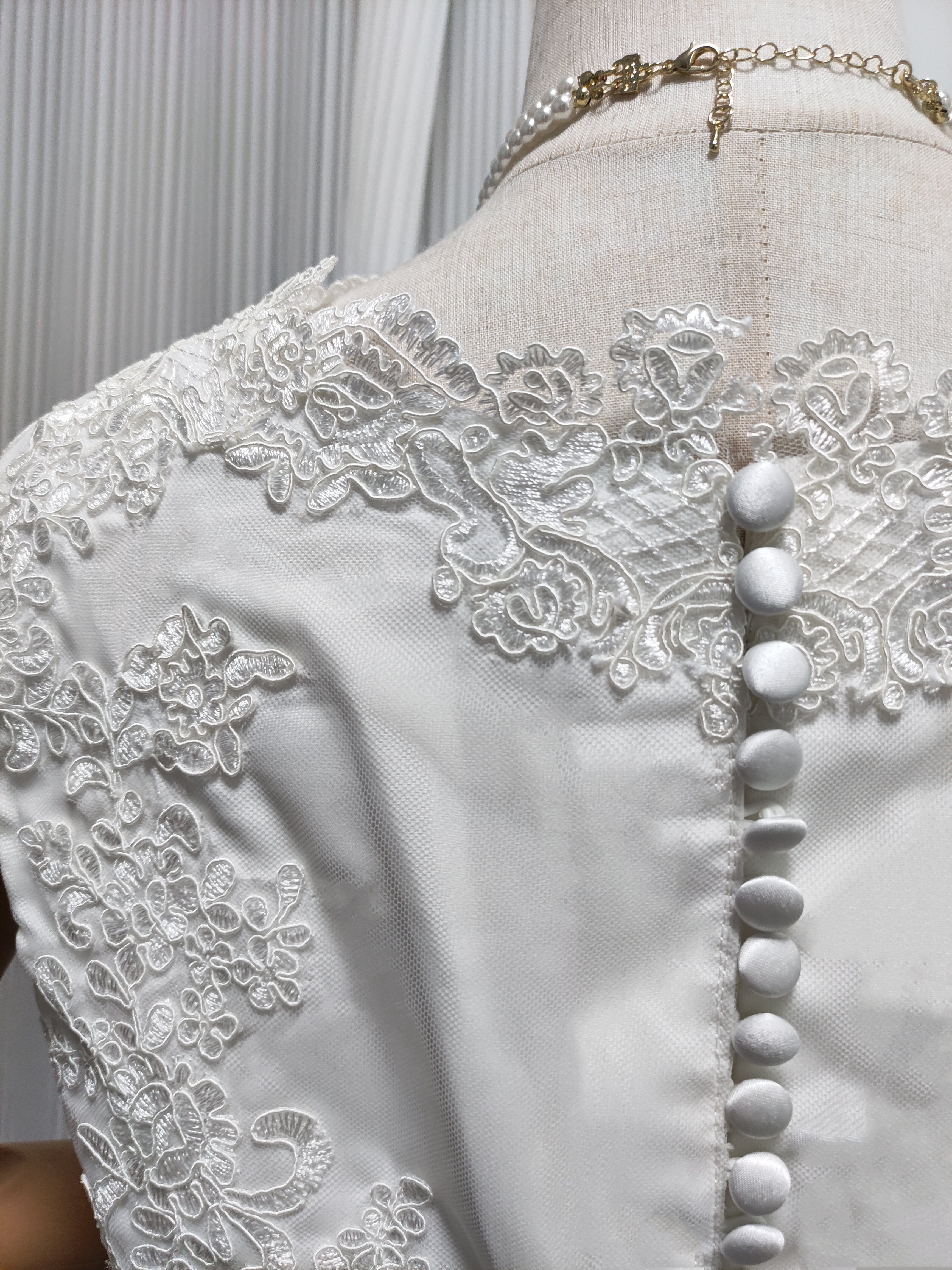 ボレロ オフホワイト くるみボタン 短袖 魅惑の花レース 結婚式 ウェディングドレス