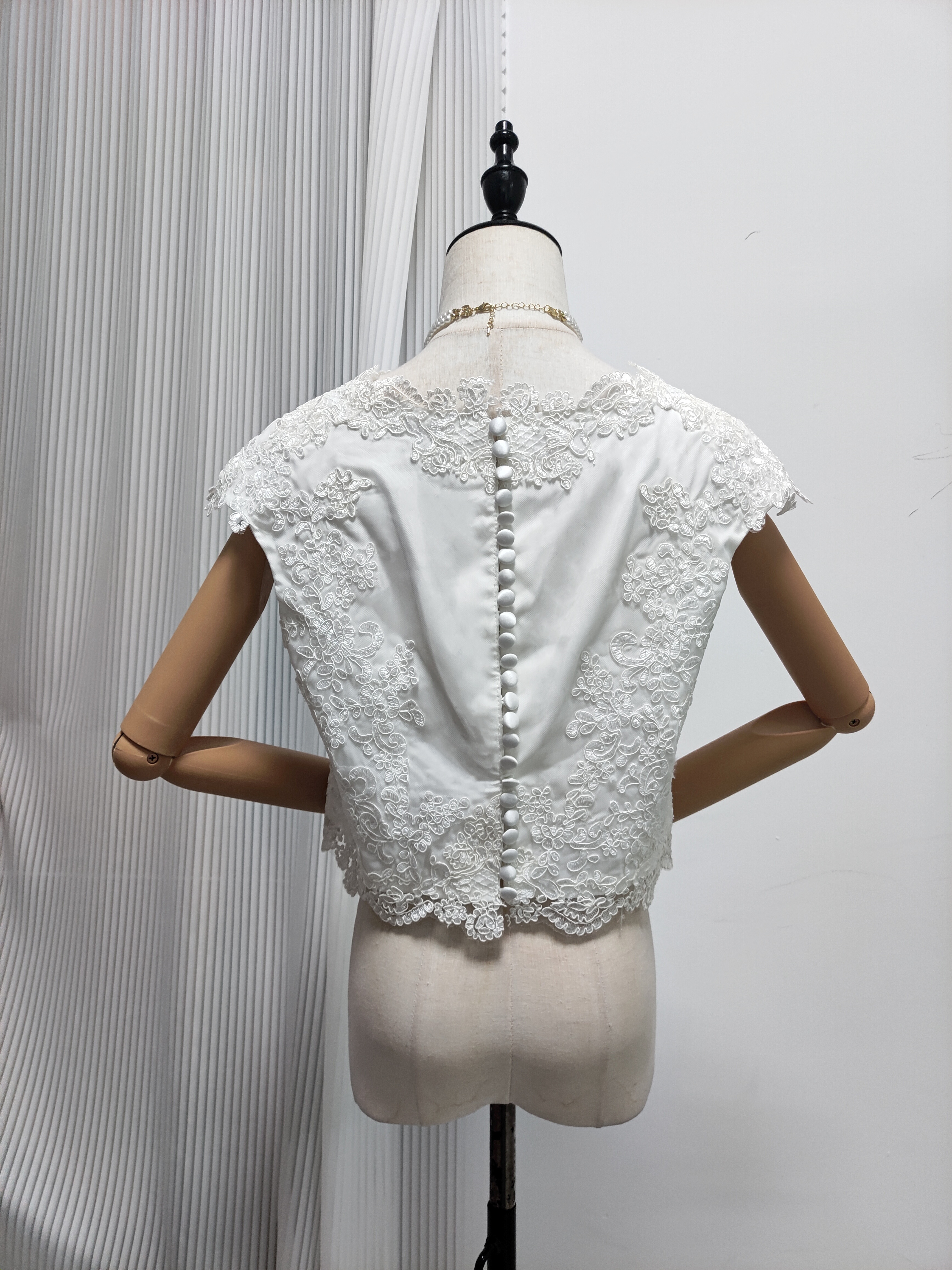 ボレロ オフホワイト くるみボタン 短袖 魅惑の花レース 結婚式 ウェディングドレス