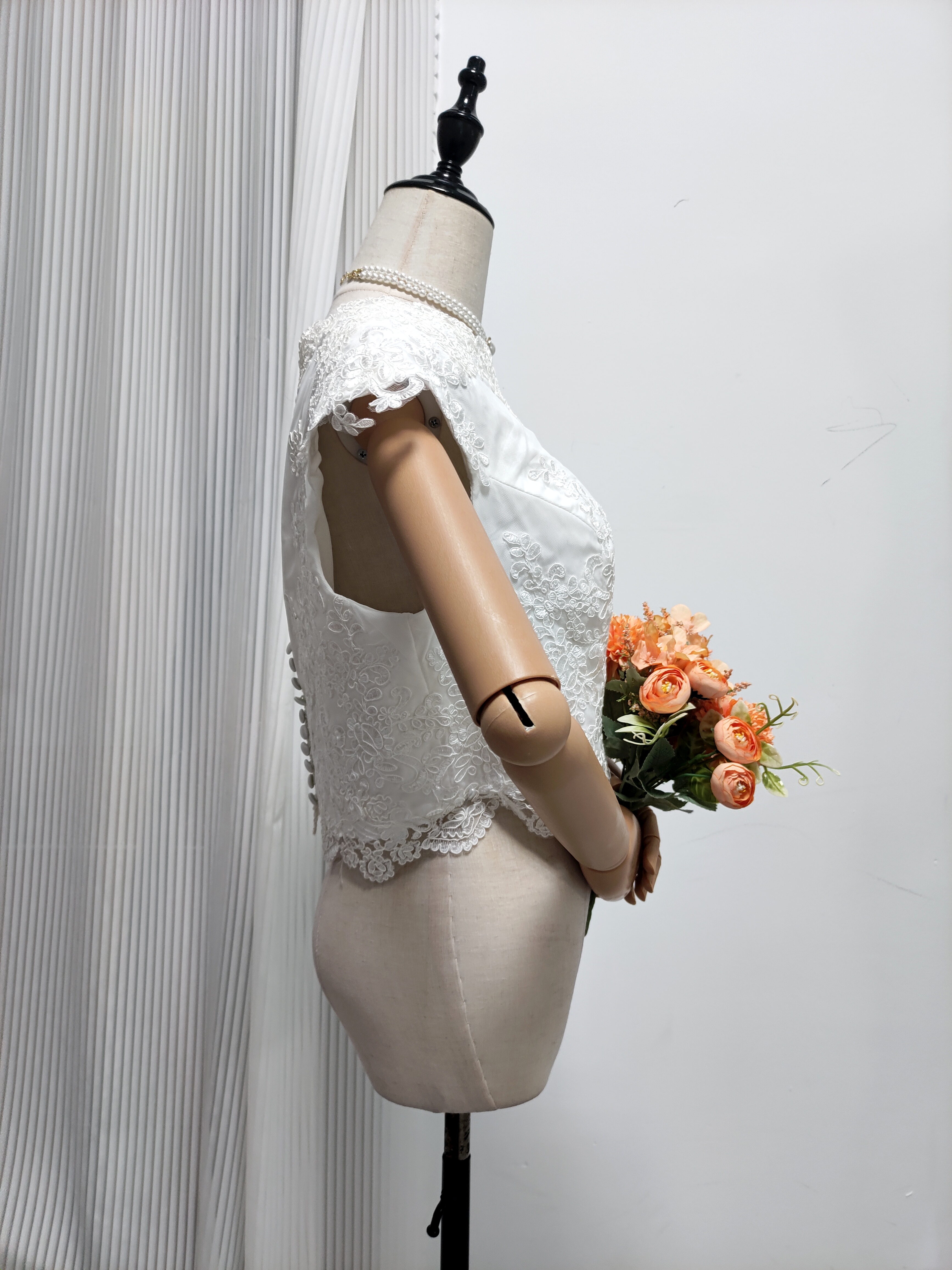 ボレロ オフホワイト くるみボタン 短袖 魅惑の花レース 結婚式 ウェディングドレス