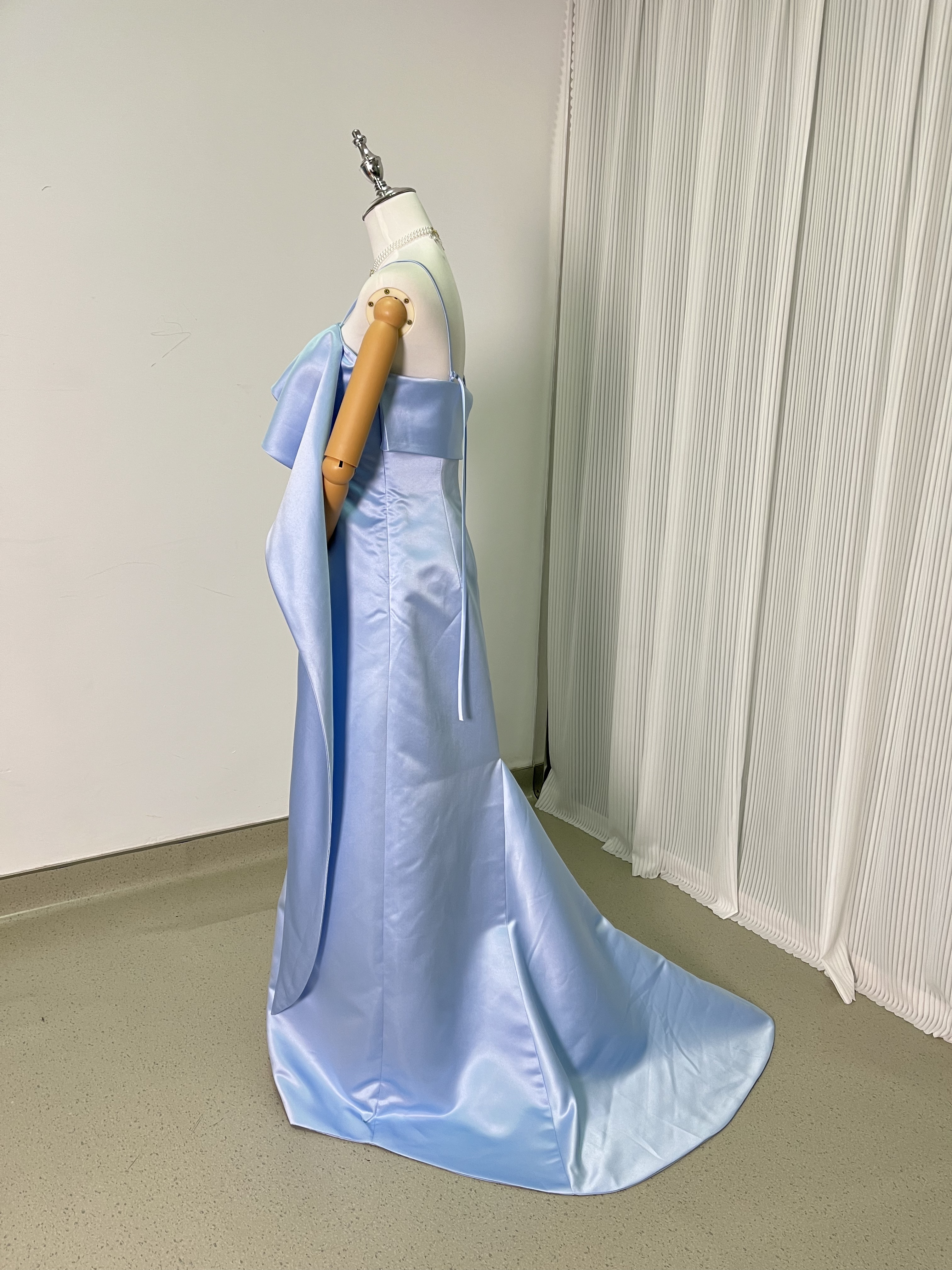 美品！パーティードレス ブルー ベアトップ キャミソール デザイン感 スレンダーライン 演奏会/音楽会