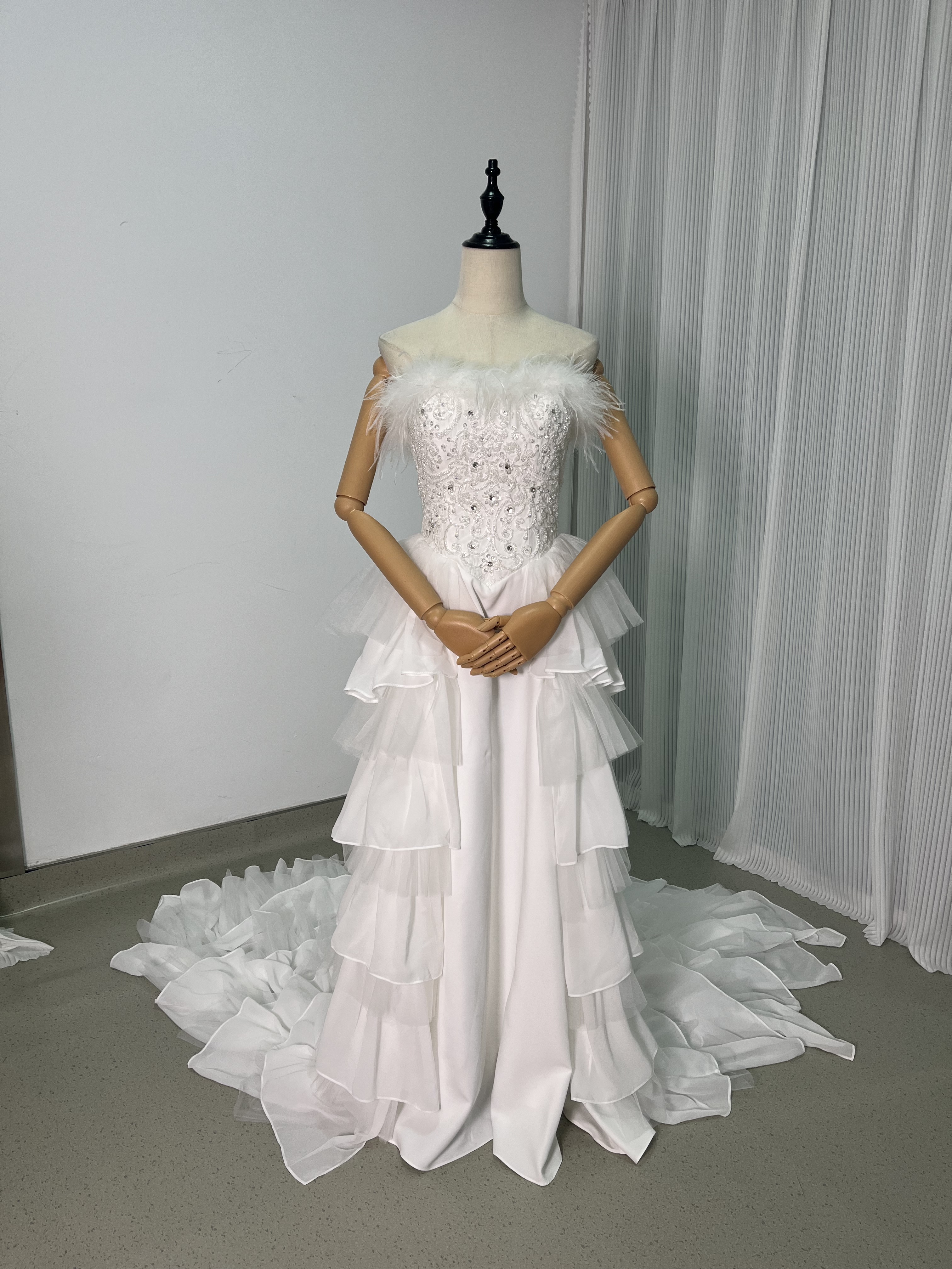 ウェディングドレス フェザー ふんわりシフォン ビジュー ロングトレーン 編み上げ 披露宴