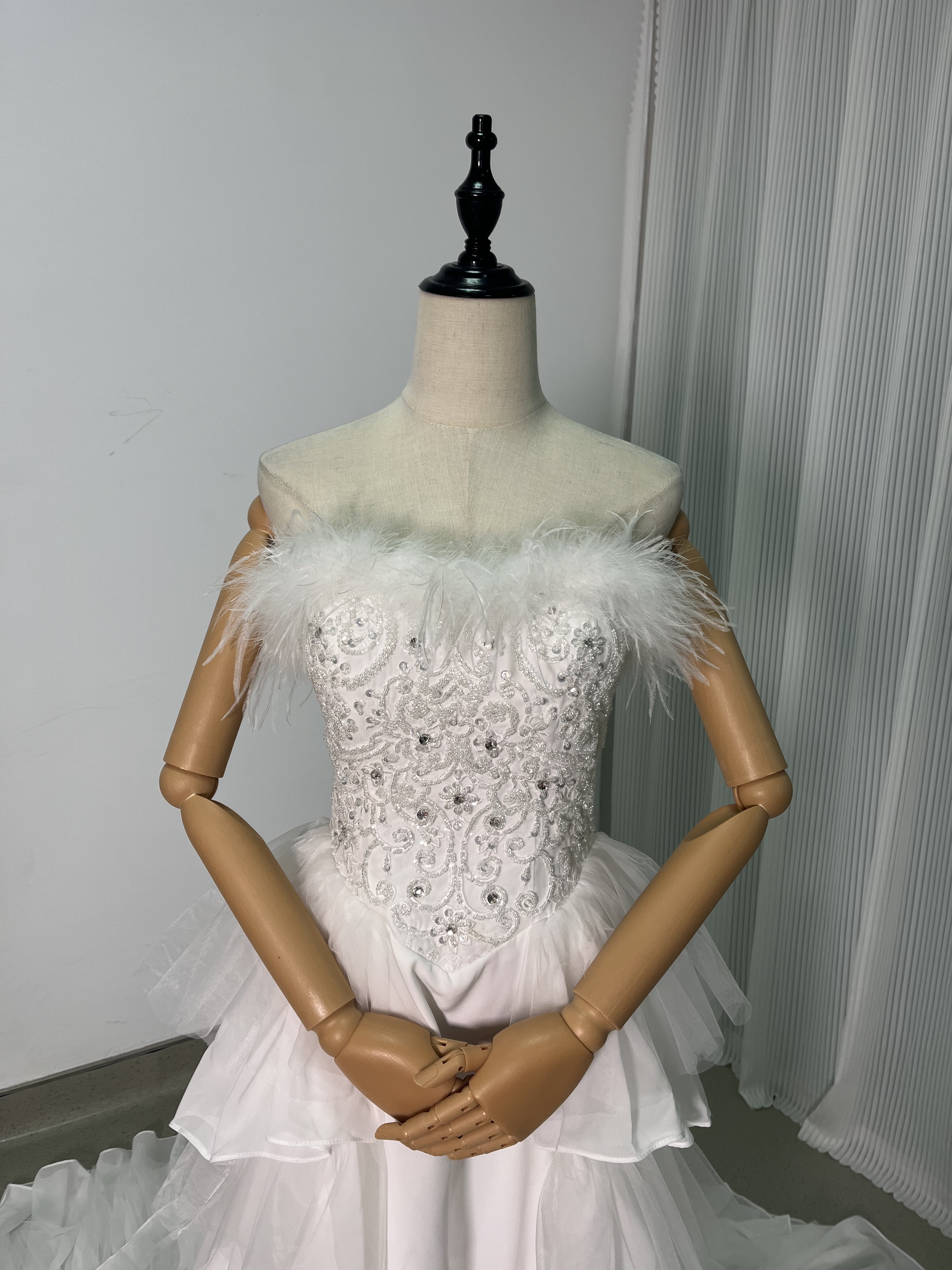 ウェディングドレス フェザー ふんわりシフォン ビジュー ロングトレーン 編み上げ 披露宴