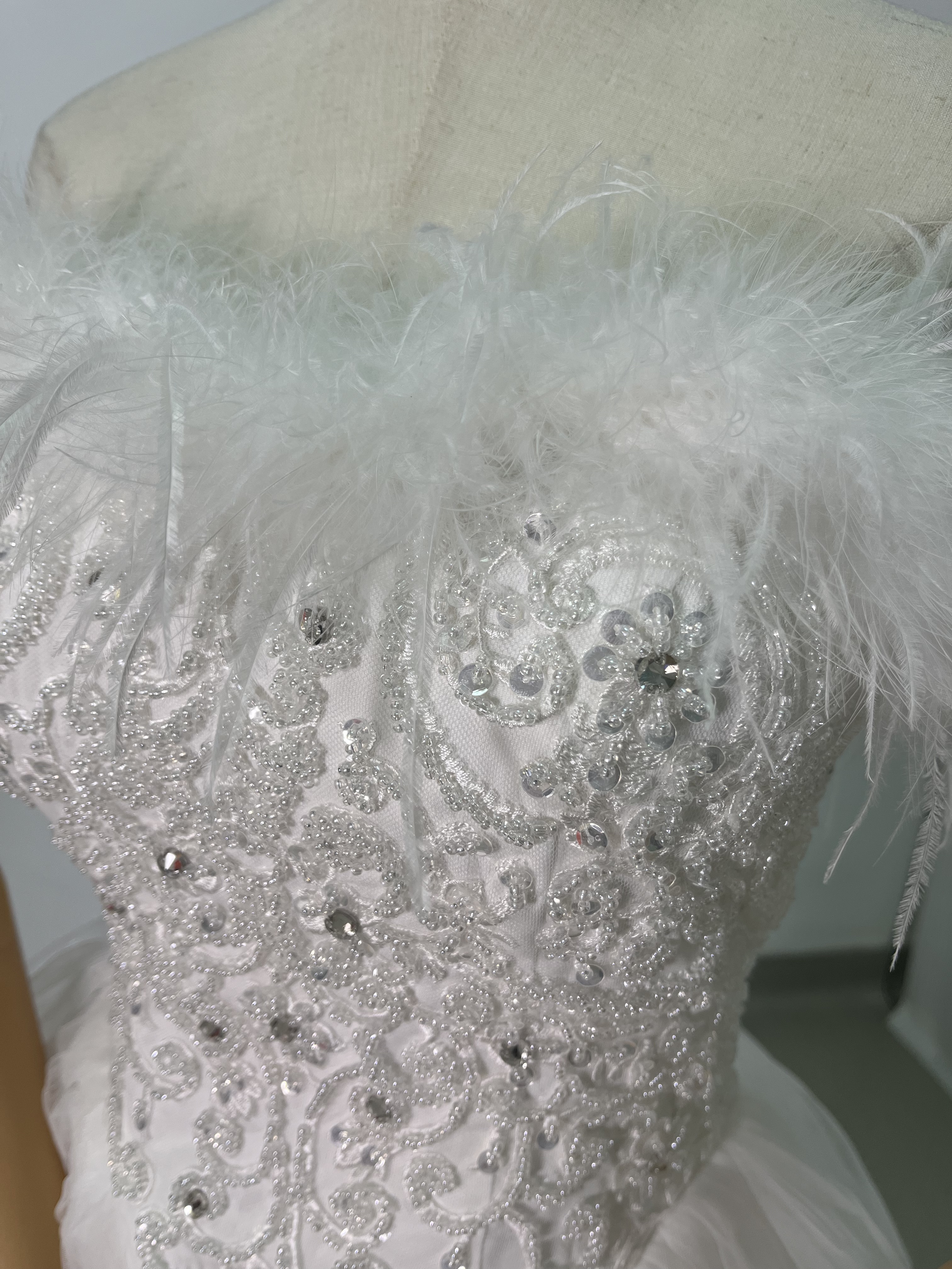 ウェディングドレス フェザー ふんわりシフォン ビジュー ロングトレーン 編み上げ 披露宴