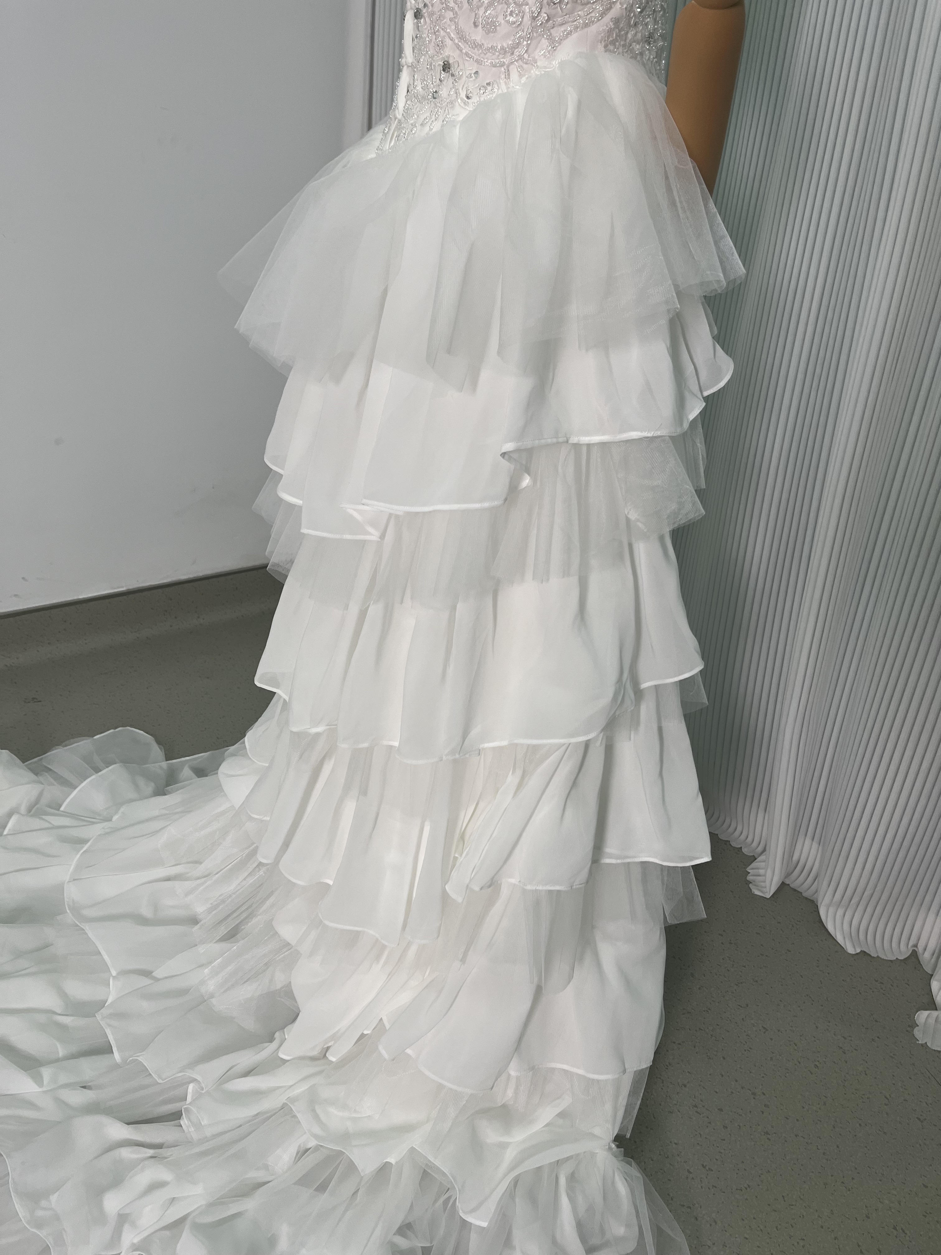 ウェディングドレス フェザー ふんわりシフォン ビジュー ロングトレーン 編み上げ 披露宴