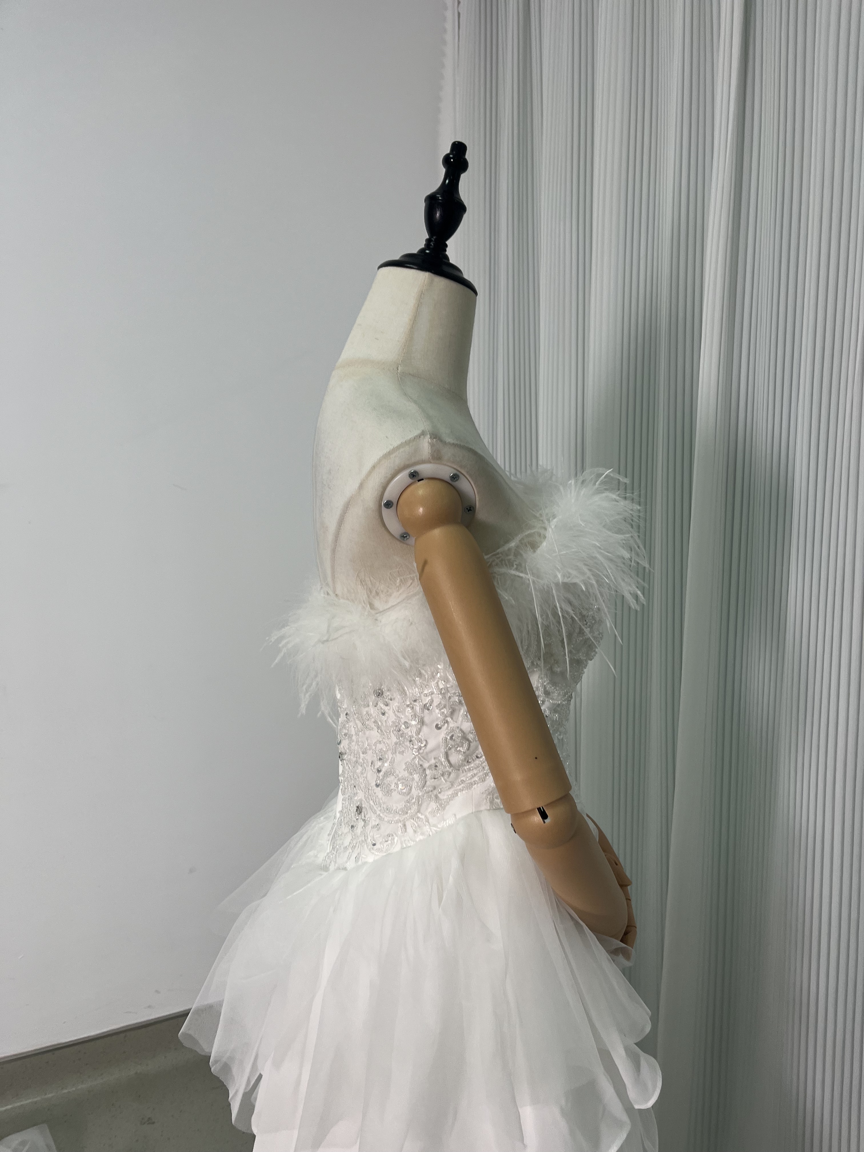 ウェディングドレス フェザー ふんわりシフォン ビジュー ロングトレーン 編み上げ 披露宴