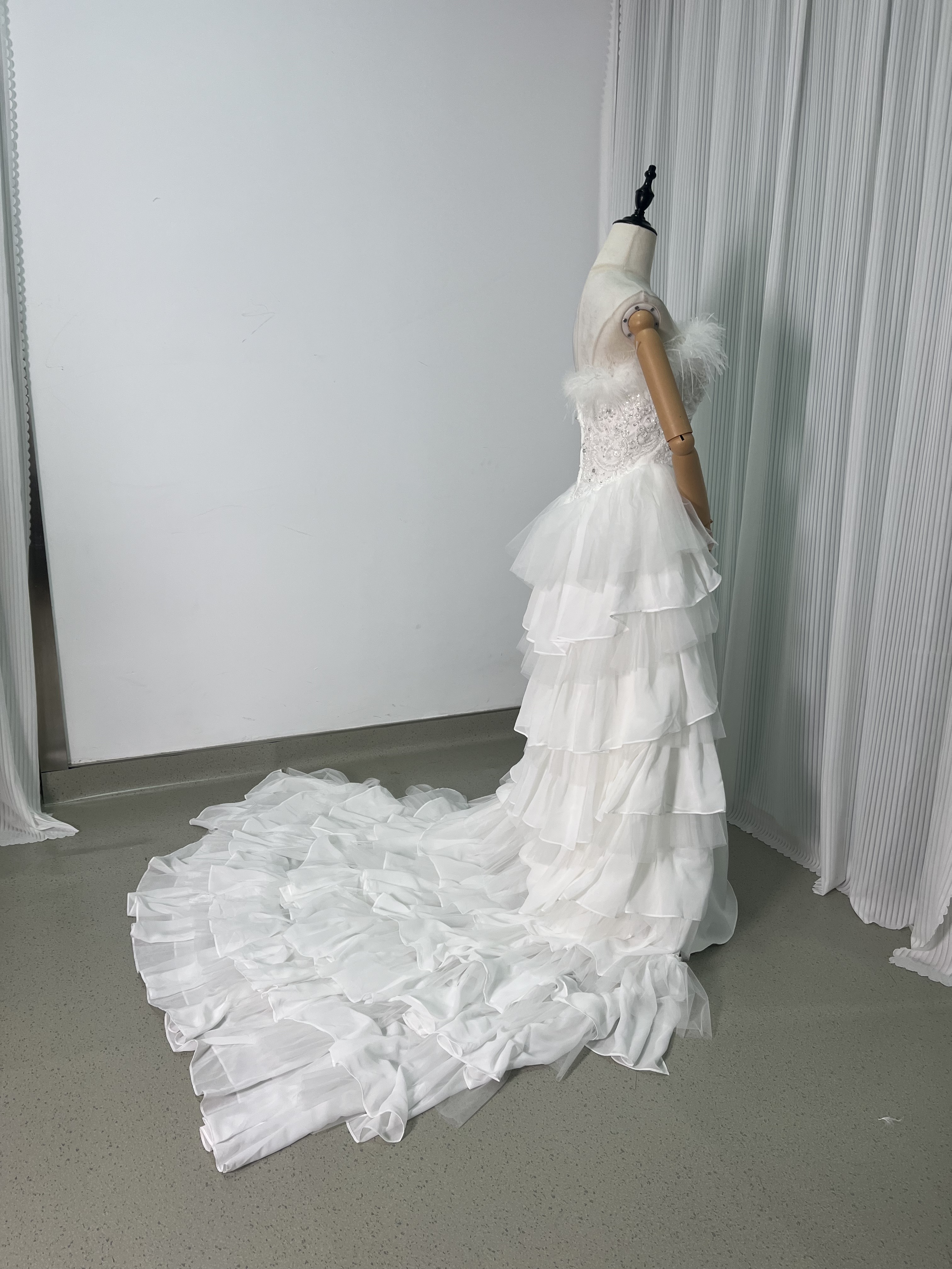 ウェディングドレス フェザー ふんわりシフォン ビジュー ロングトレーン 編み上げ 披露宴