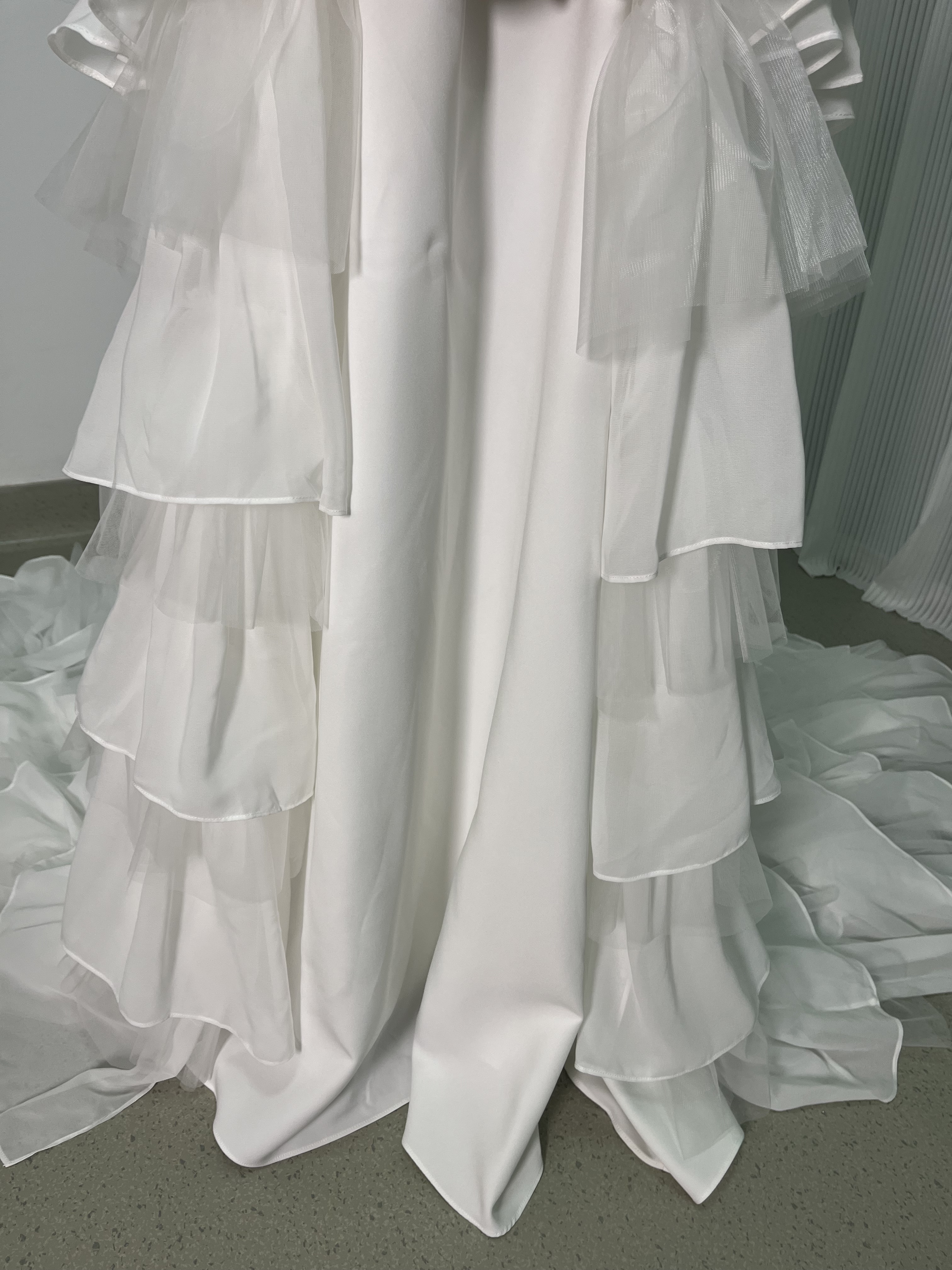 ウェディングドレス フェザー ふんわりシフォン ビジュー ロングトレーン 編み上げ 披露宴