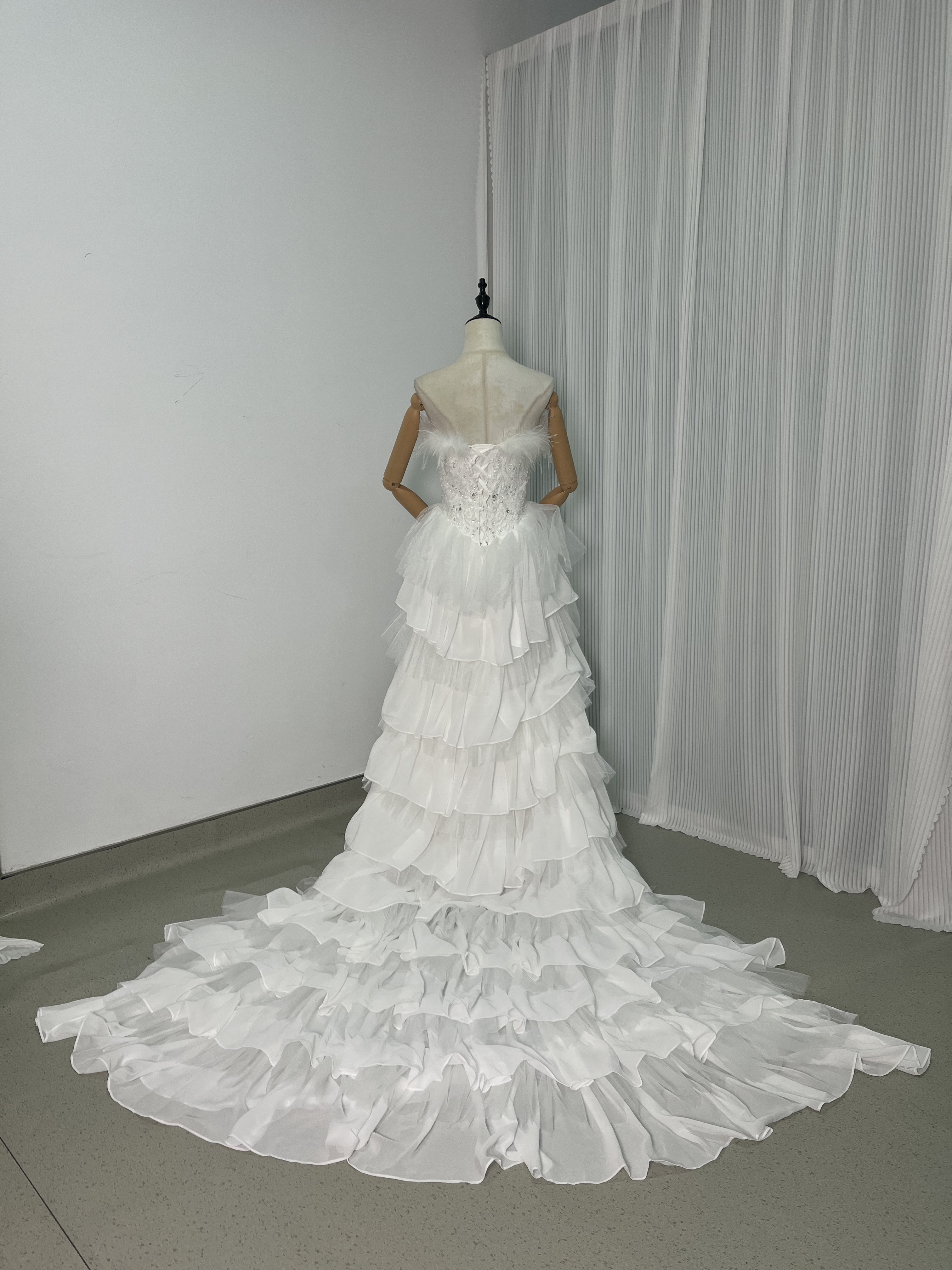 ウェディングドレス フェザー ふんわりシフォン ビジュー ロングトレーン 編み上げ 披露宴