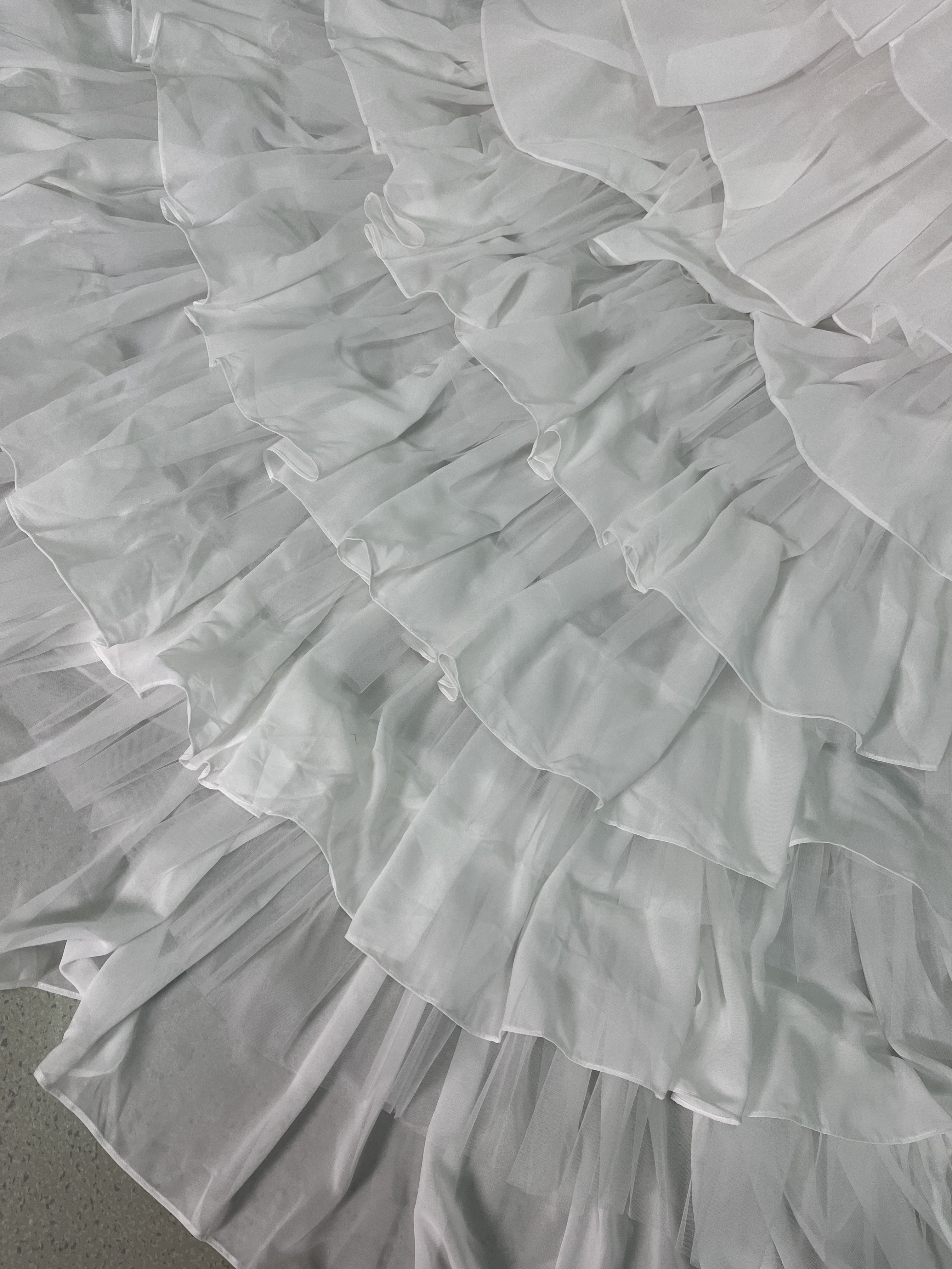 ウェディングドレス フェザー ふんわりシフォン ビジュー ロングトレーン 編み上げ 披露宴