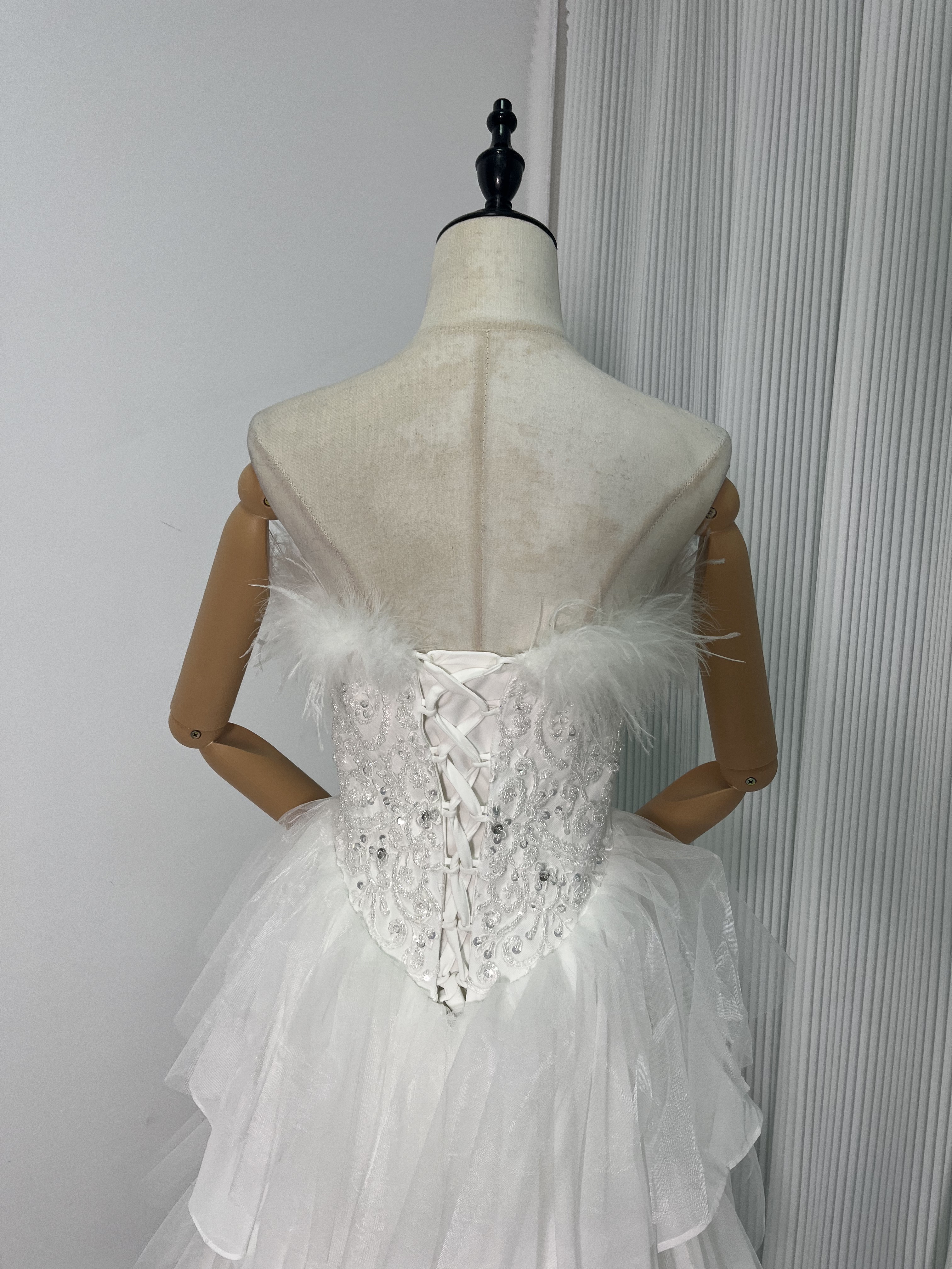 ウェディングドレス フェザー ふんわりシフォン ビジュー ロングトレーン 編み上げ 披露宴