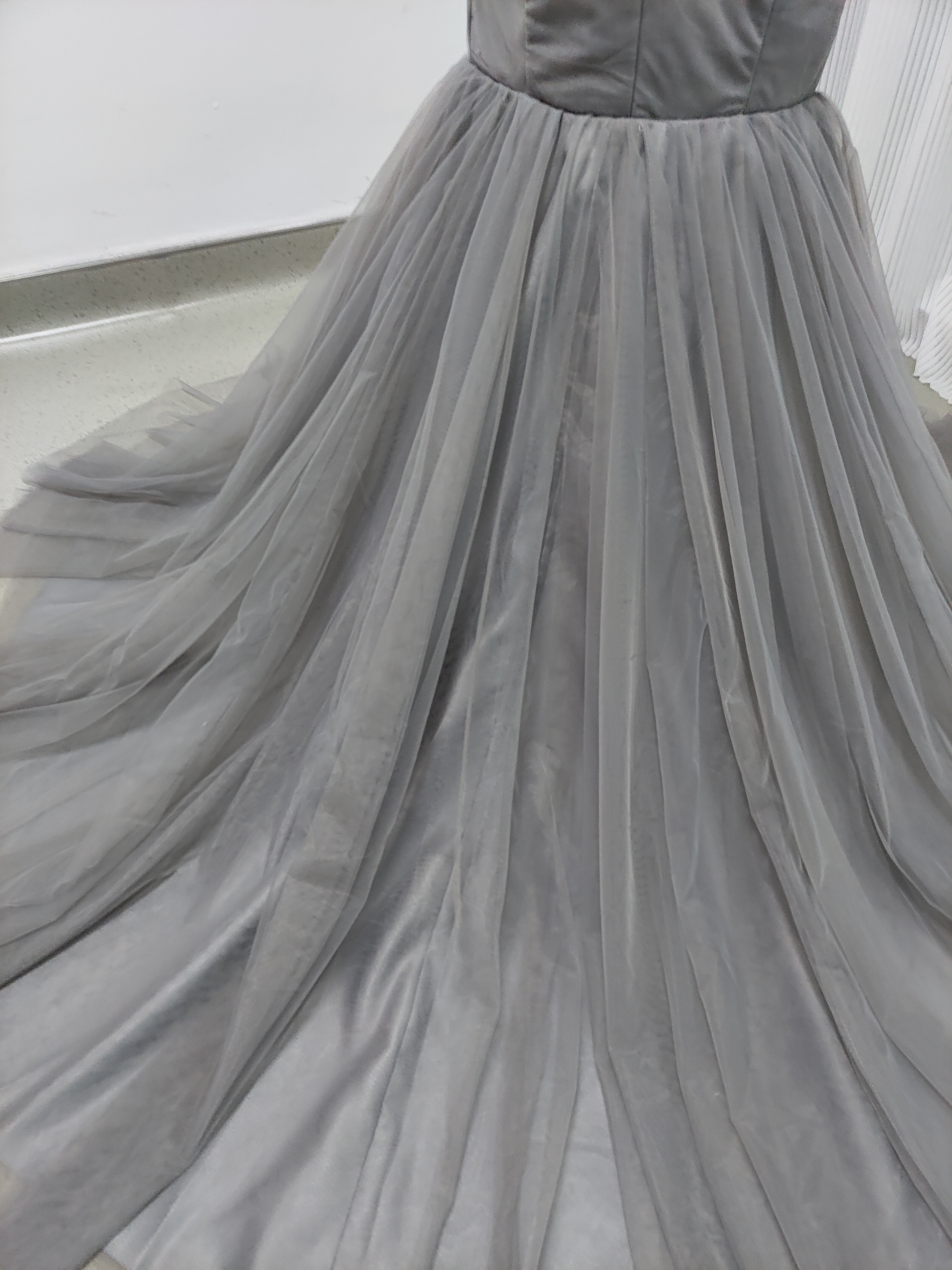 実例写真！カラードレス グレー フェザードレス ソフトチュール マーメイドライン デザイン感 ブライダル 花嫁