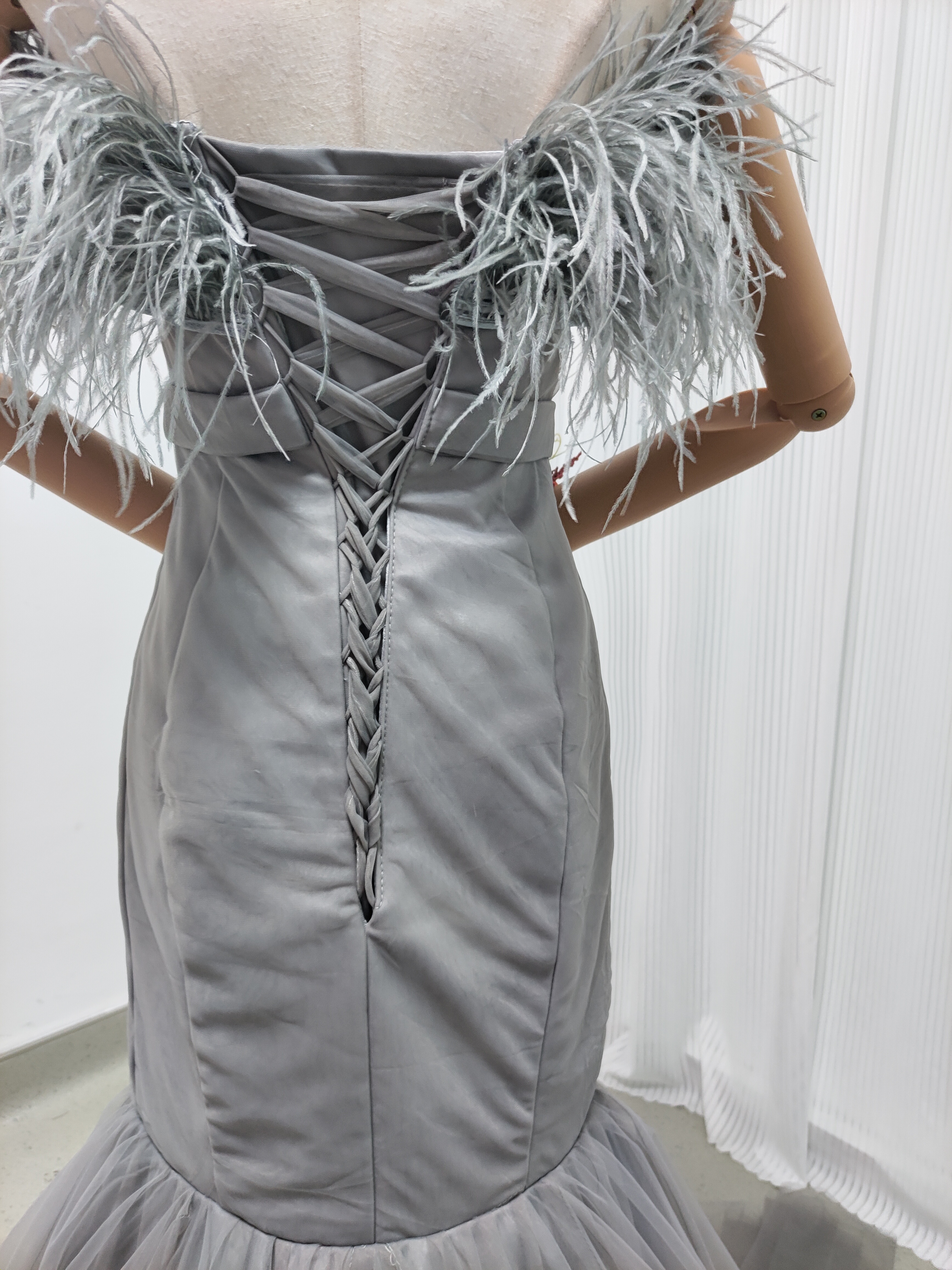 実例写真！カラードレス グレー フェザードレス ソフトチュール マーメイドライン デザイン感 ブライダル 花嫁