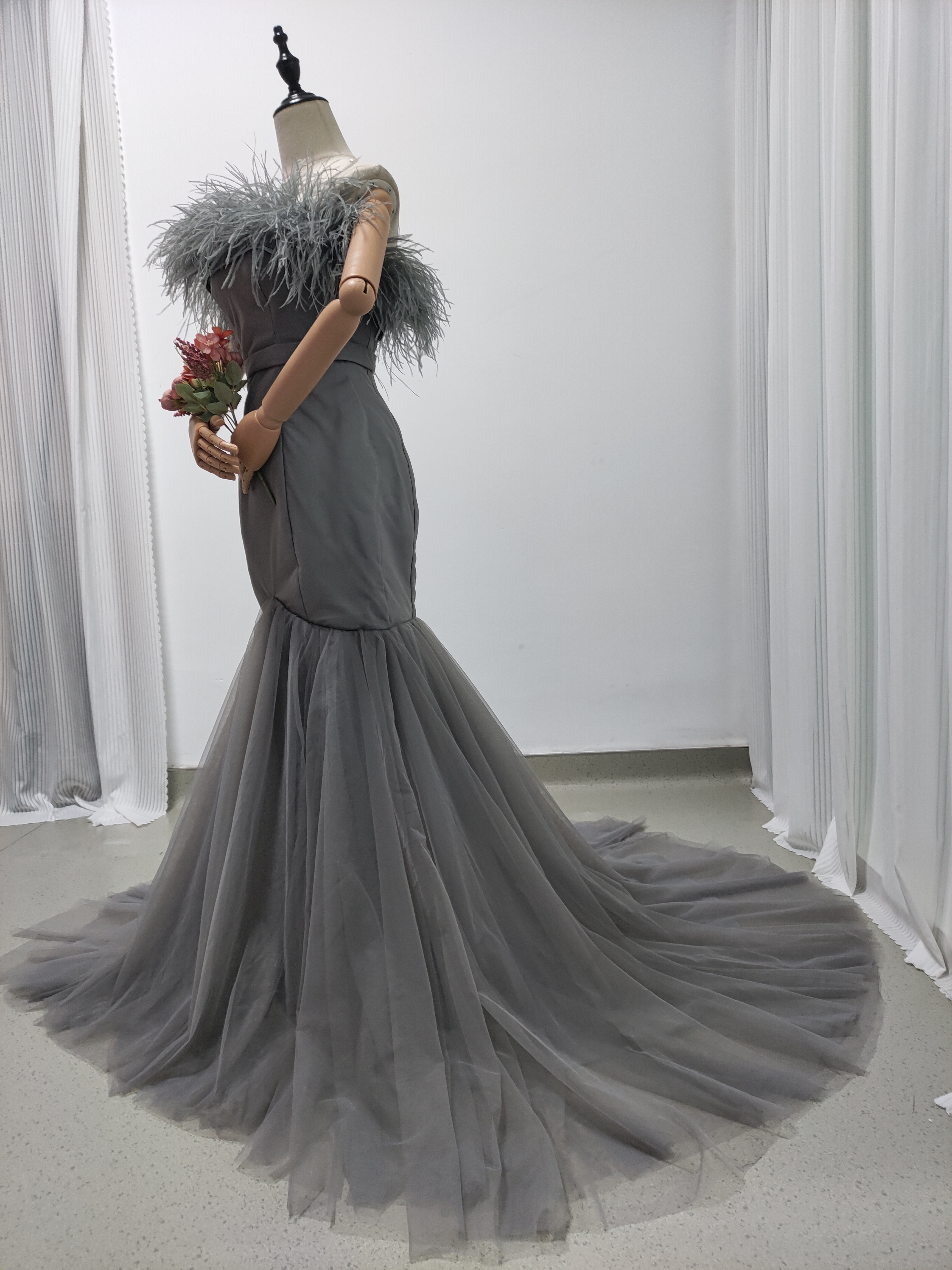 実例写真！カラードレス グレー フェザードレス ソフトチュール マーメイドライン デザイン感 ブライダル 花嫁