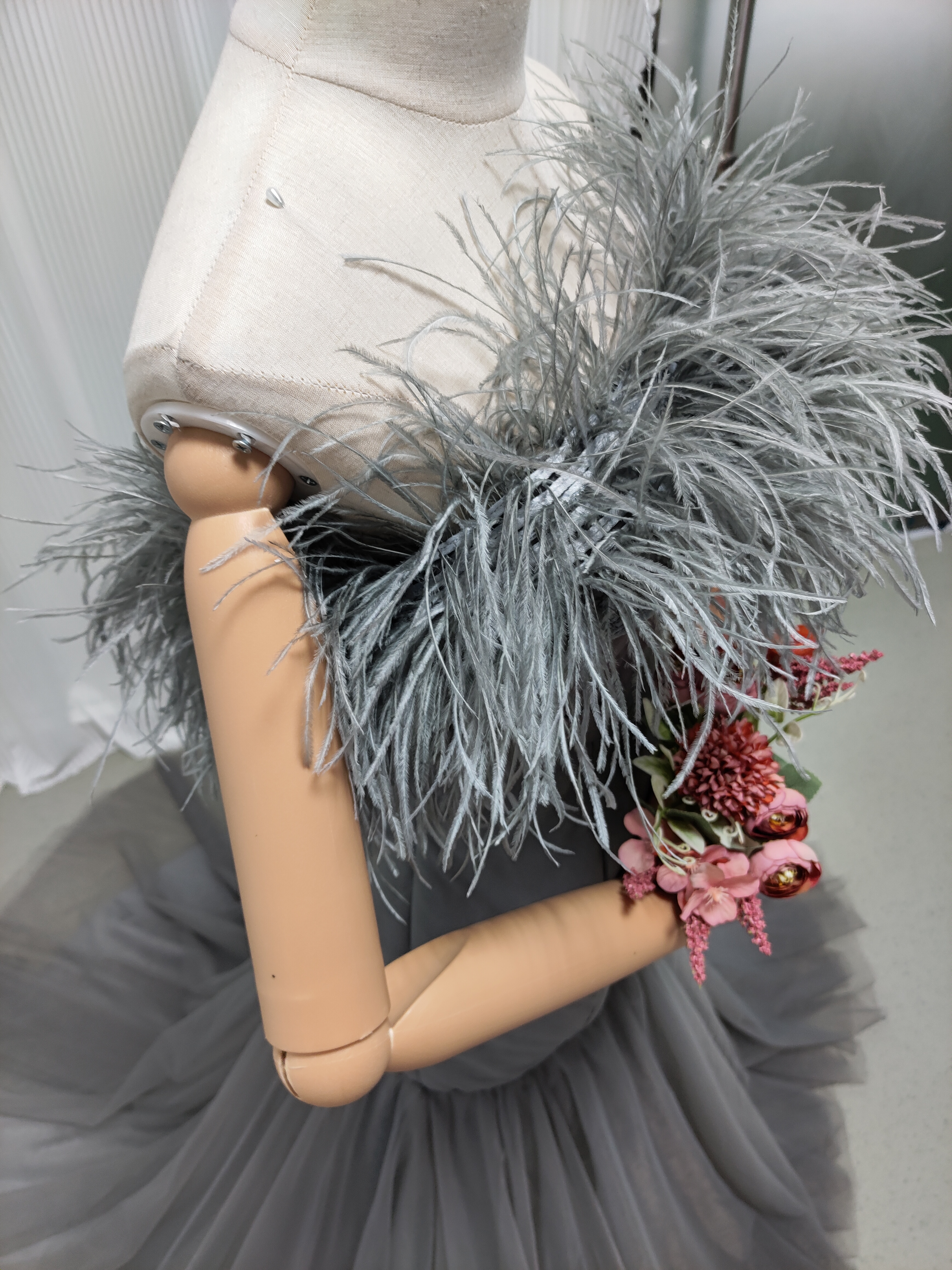 実例写真！カラードレス グレー フェザードレス ソフトチュール マーメイドライン デザイン感 ブライダル 花嫁