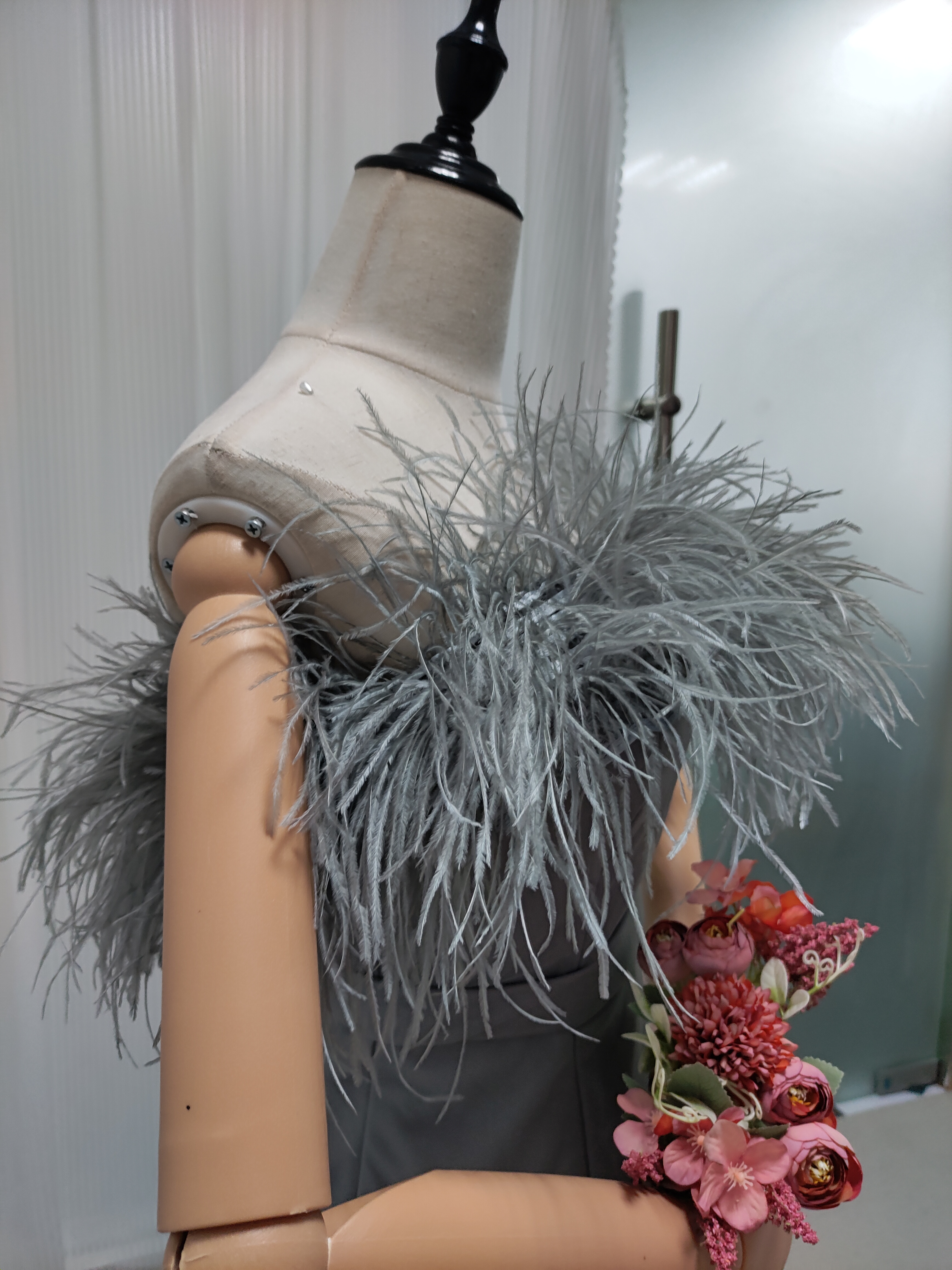 実例写真！カラードレス グレー フェザードレス ソフトチュール マーメイドライン デザイン感 ブライダル 花嫁